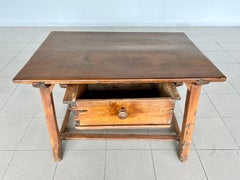 Ancienne table de travail ou table de cuisine espagnole rustique du 17e siècle avec un seul tiroir