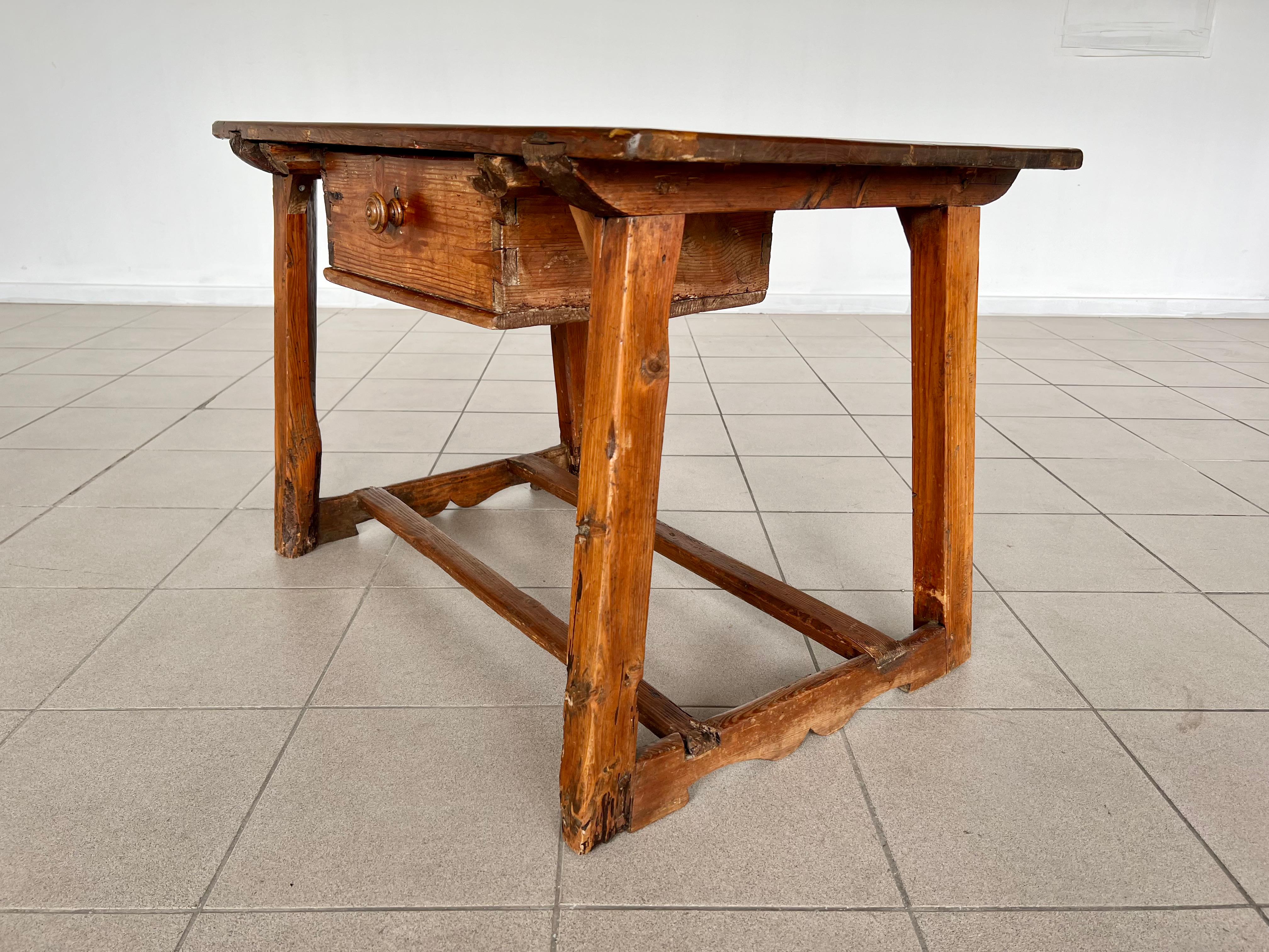 Espagnol Ancienne table de travail ou table de cuisine espagnole rustique du 17e siècle avec un seul tiroir en vente