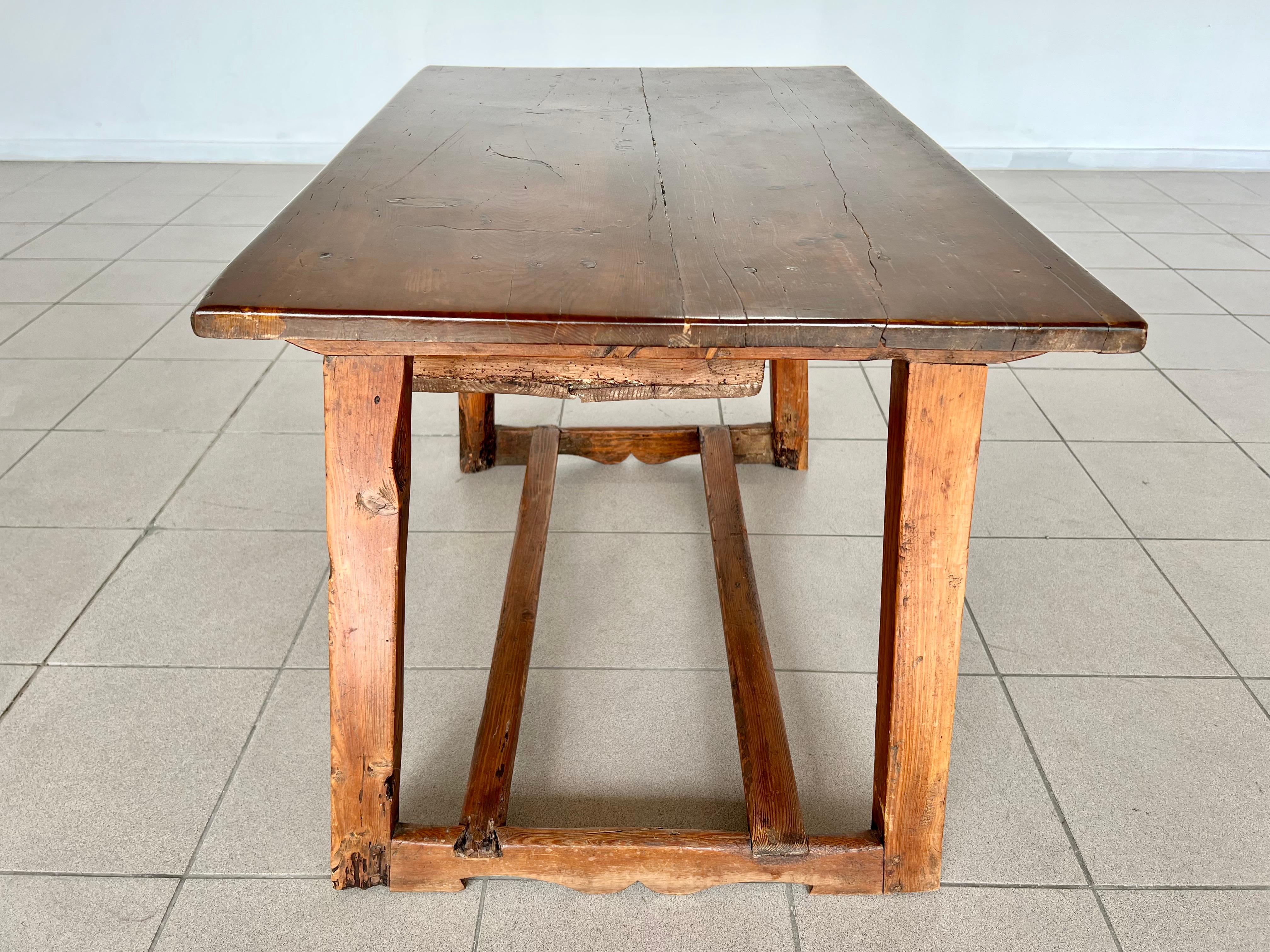 XVIIIe siècle et antérieur Ancienne table de travail ou table de cuisine espagnole rustique du 17e siècle avec un seul tiroir en vente