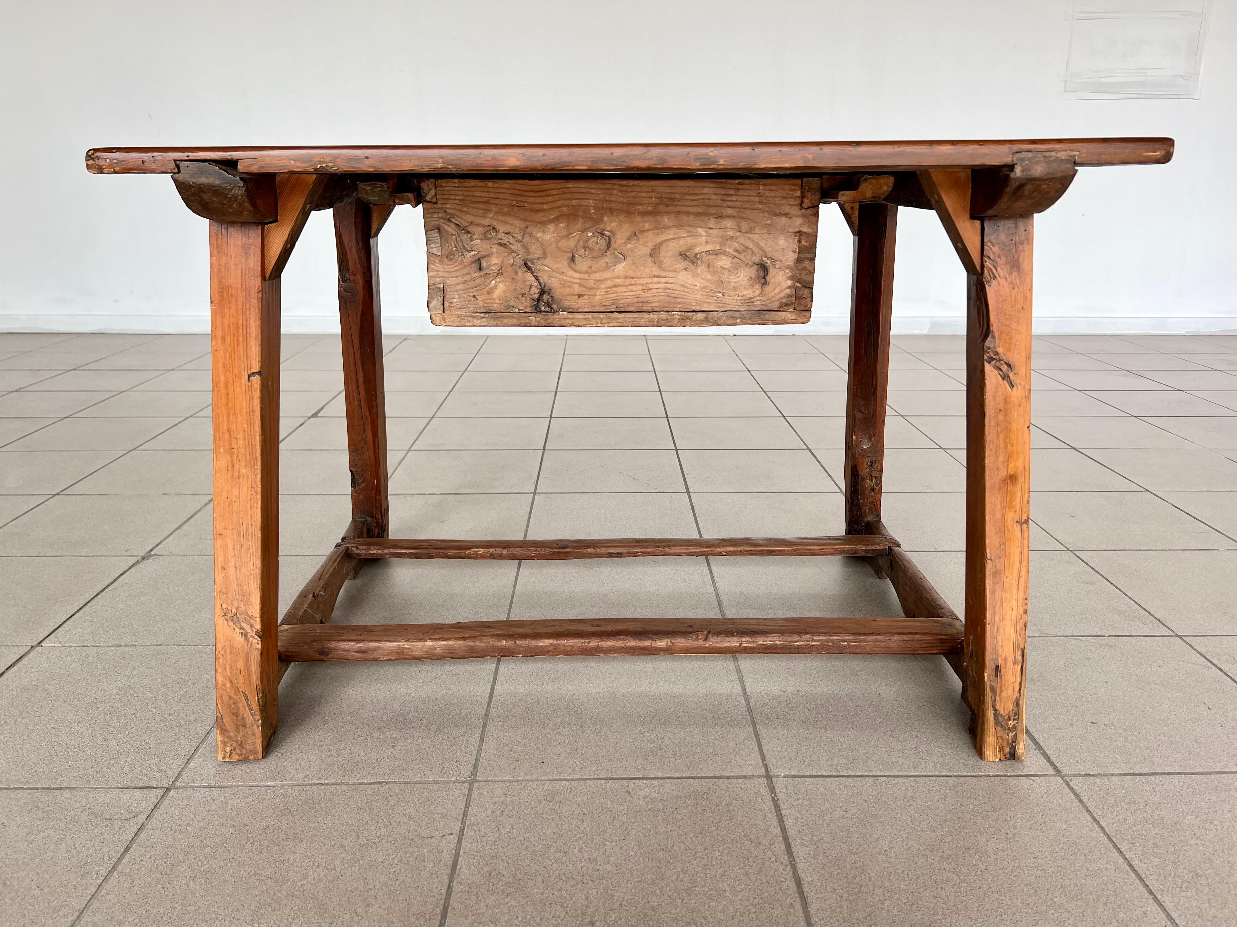 Ancienne table de travail ou table de cuisine espagnole rustique du 17e siècle avec un seul tiroir en vente 1