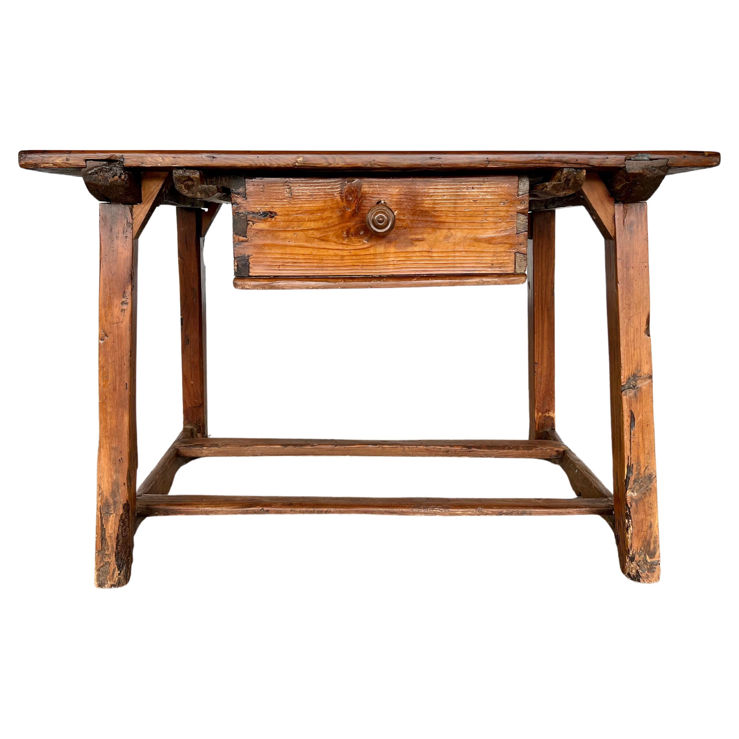 Ancienne table de travail ou table de cuisine espagnole rustique du 17e siècle avec un seul tiroir