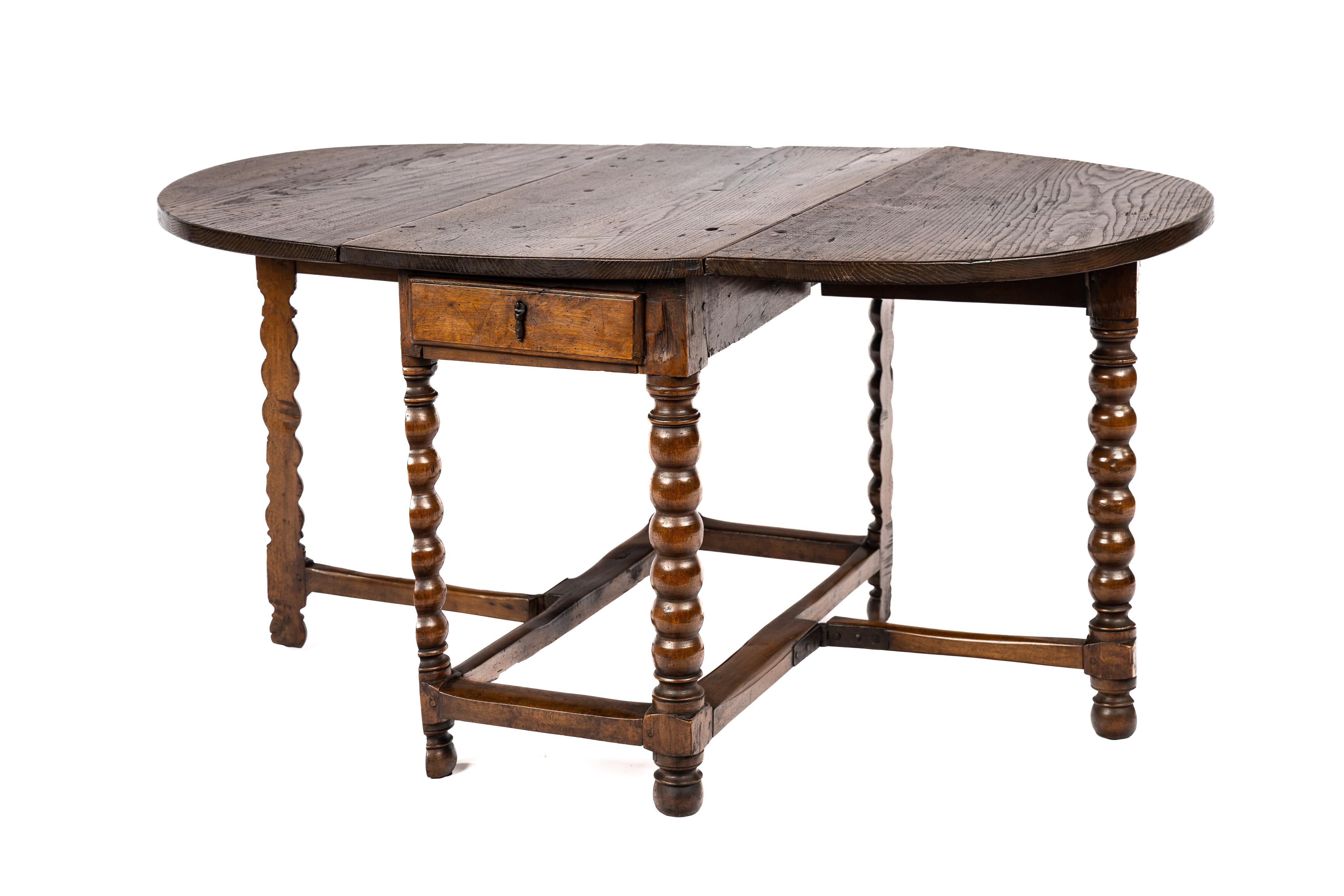 Antique 17h Century Spanish Chestnut Warm Brown Gateleg or Dropleaf Table For Sale 4