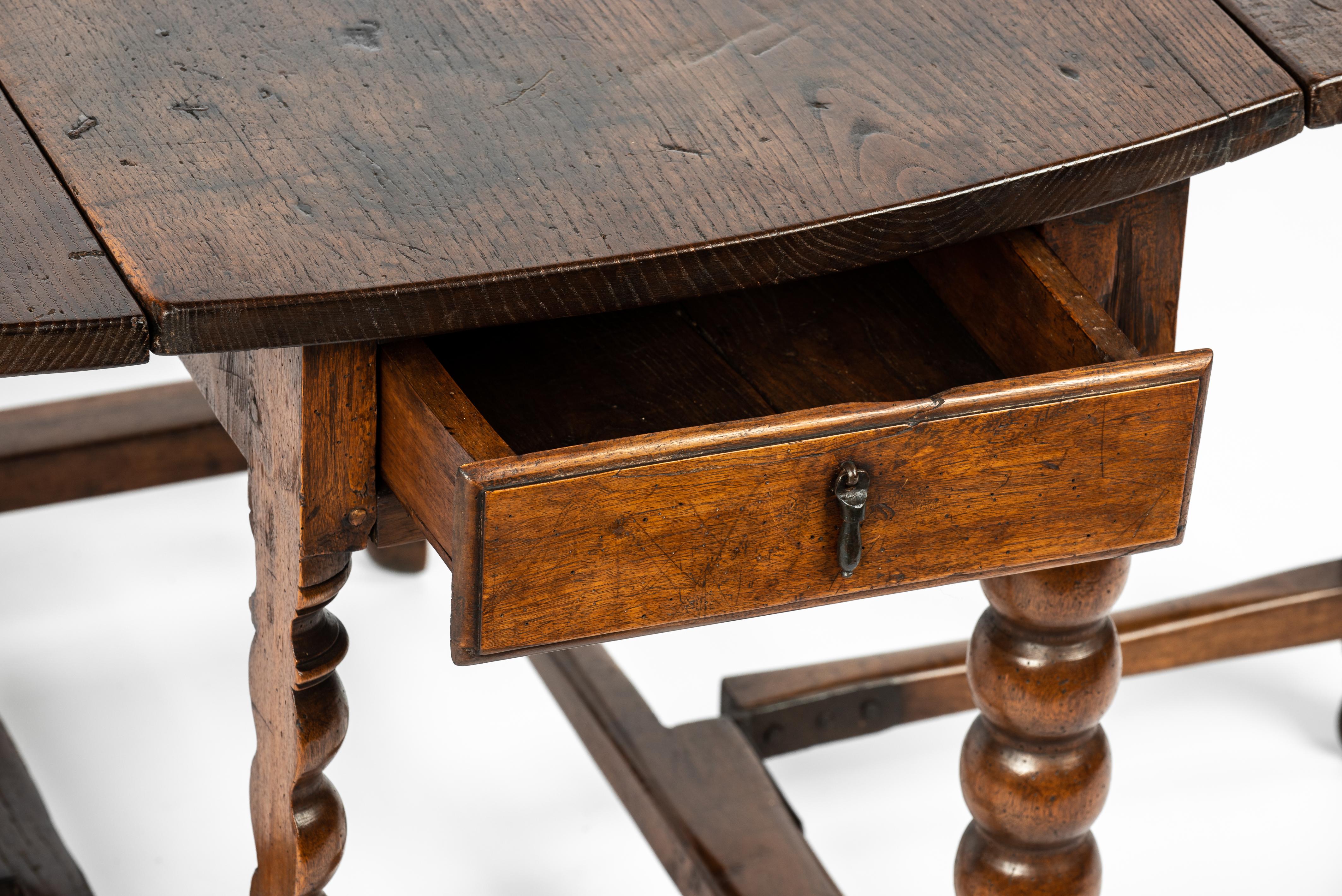 Antique 17h Century Spanish Chestnut Warm Brown Gateleg or Dropleaf Table For Sale 6