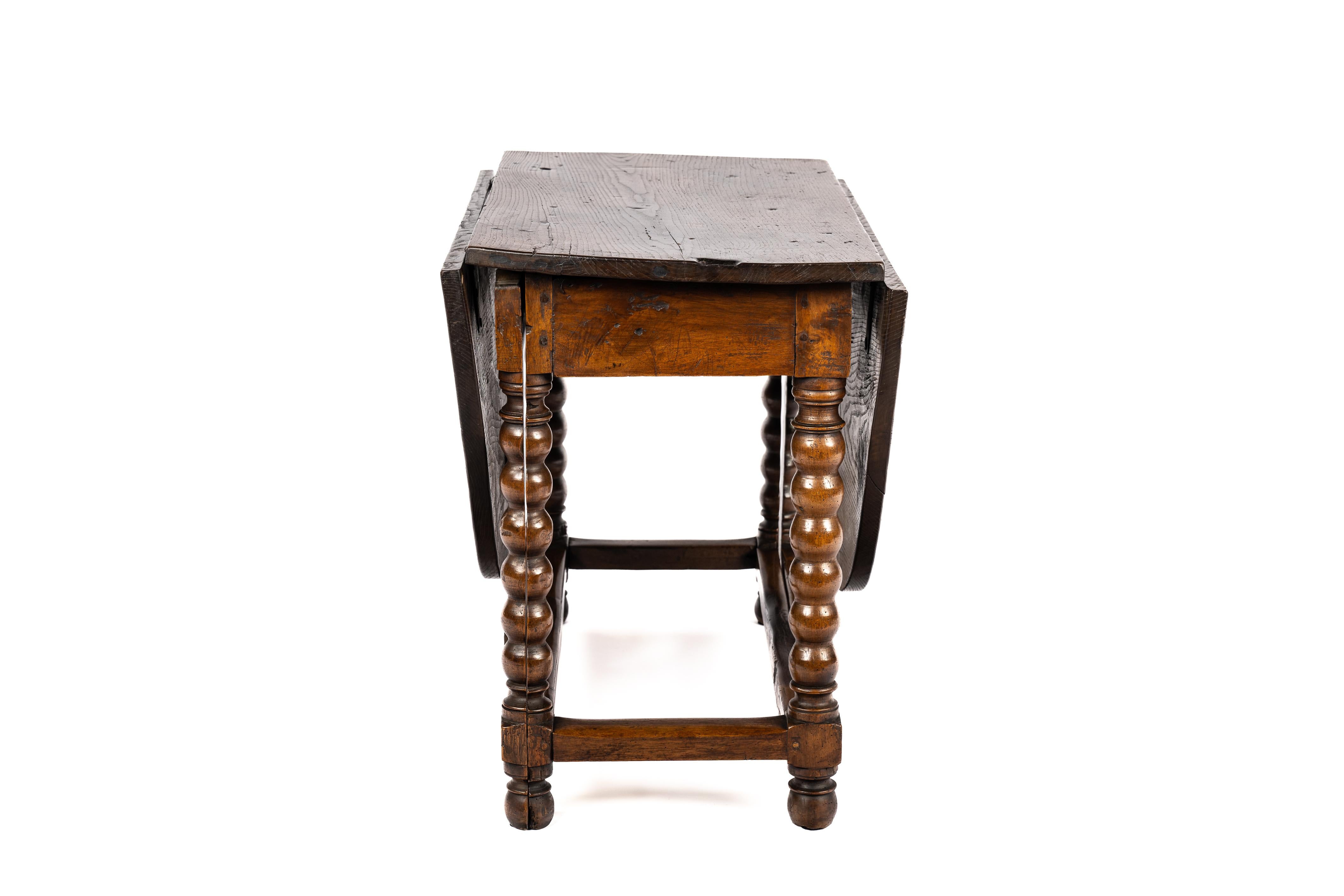 Baroque Antique 17h Century Spanish Chestnut Warm Brown Gateleg or Dropleaf Table For Sale