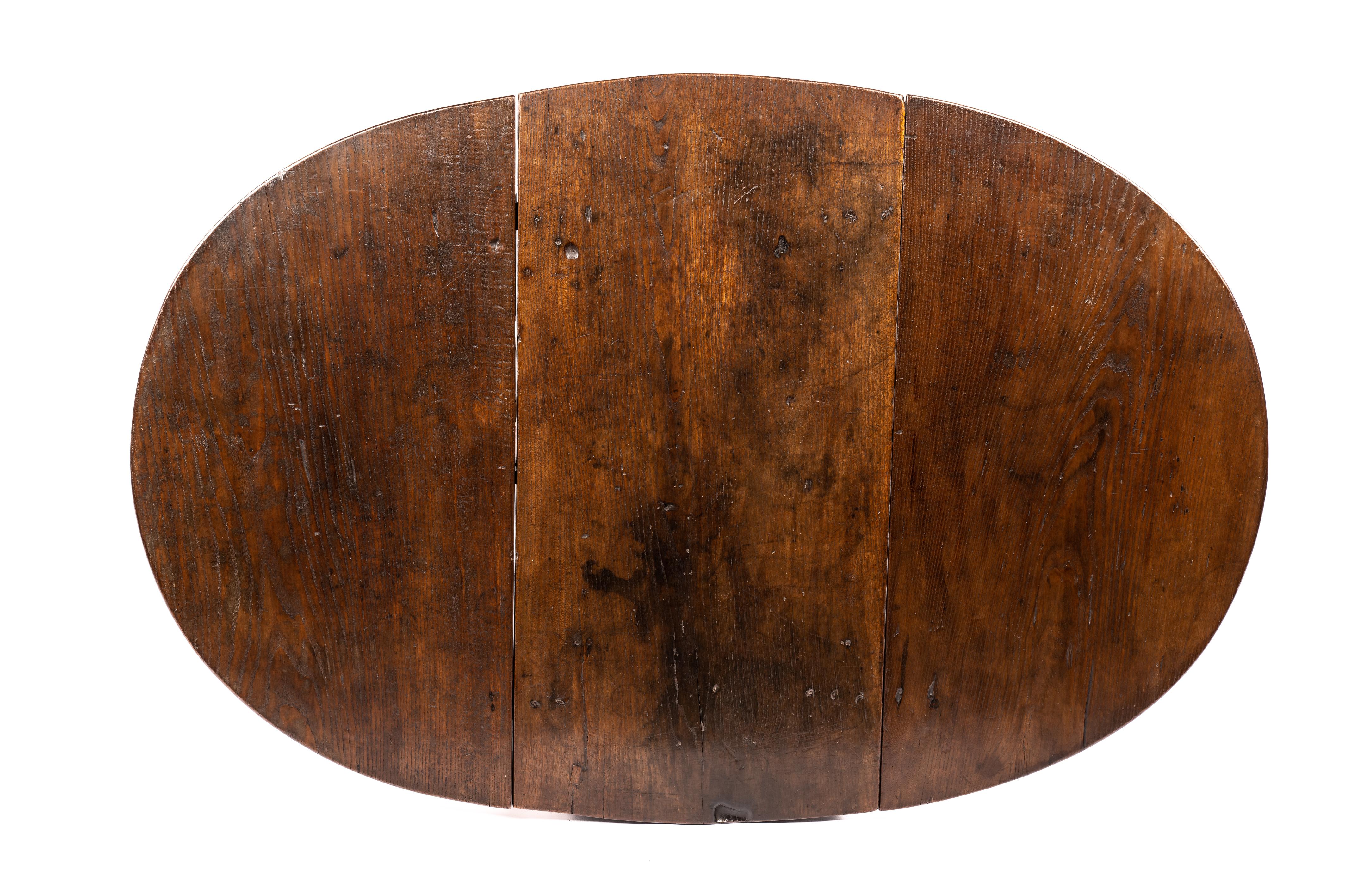 Antique 17h Century Spanish Chestnut Warm Brown Gateleg or Dropleaf Table For Sale 1