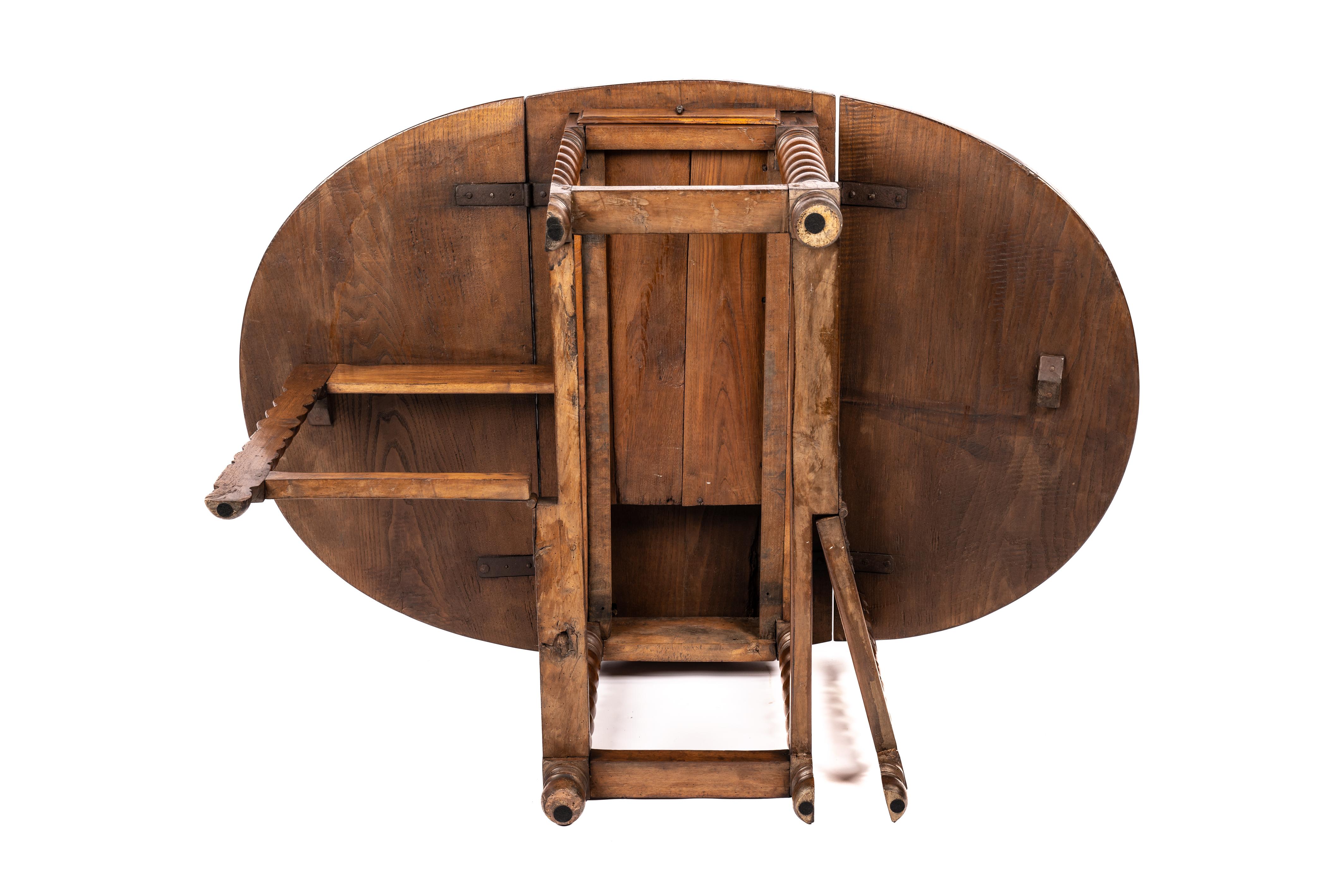 Antique 17h Century Spanish Chestnut Warm Brown Gateleg or Dropleaf Table For Sale 2