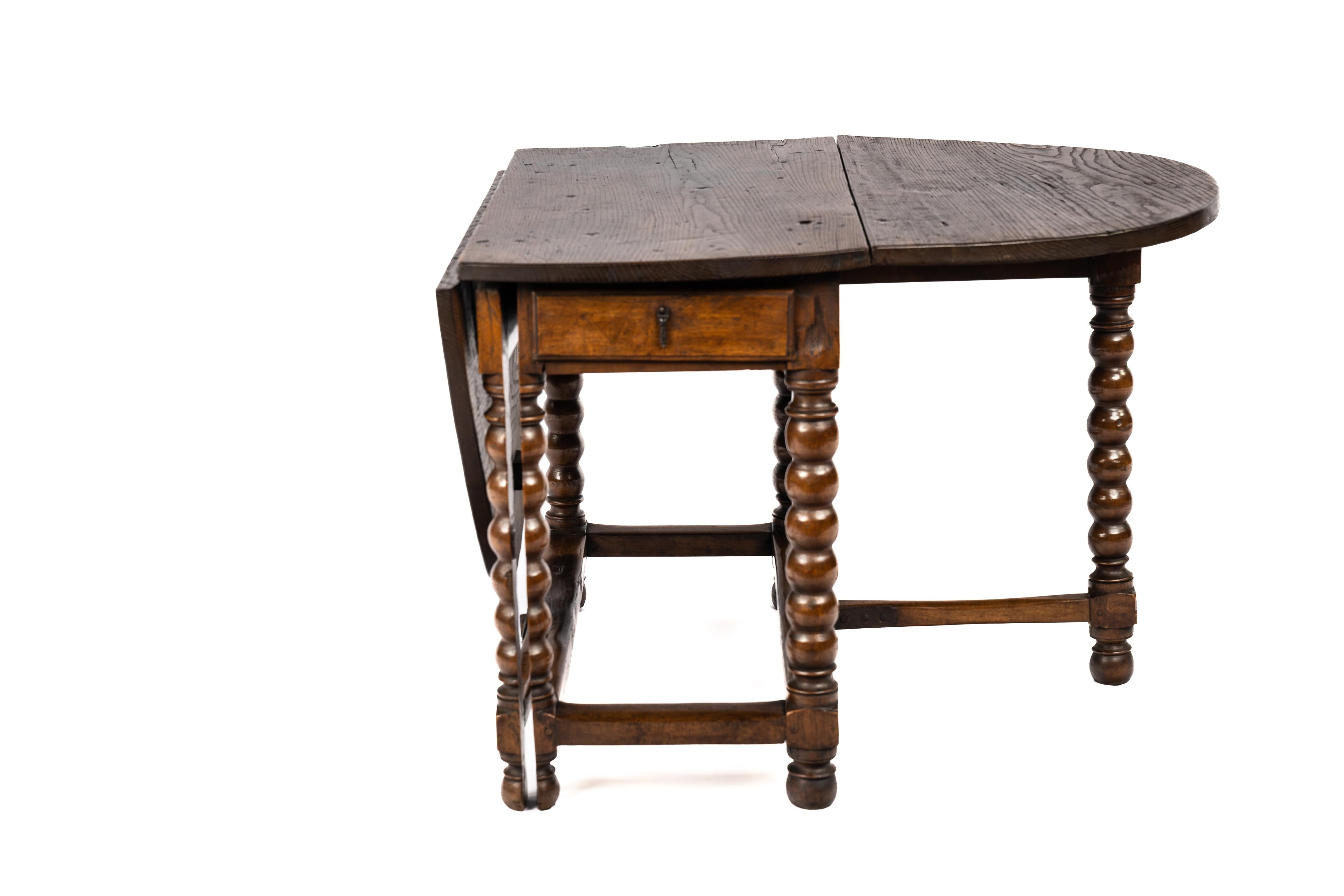 Antique 17h Century Spanish Chestnut Warm Brown Gateleg or Dropleaf Table For Sale 3