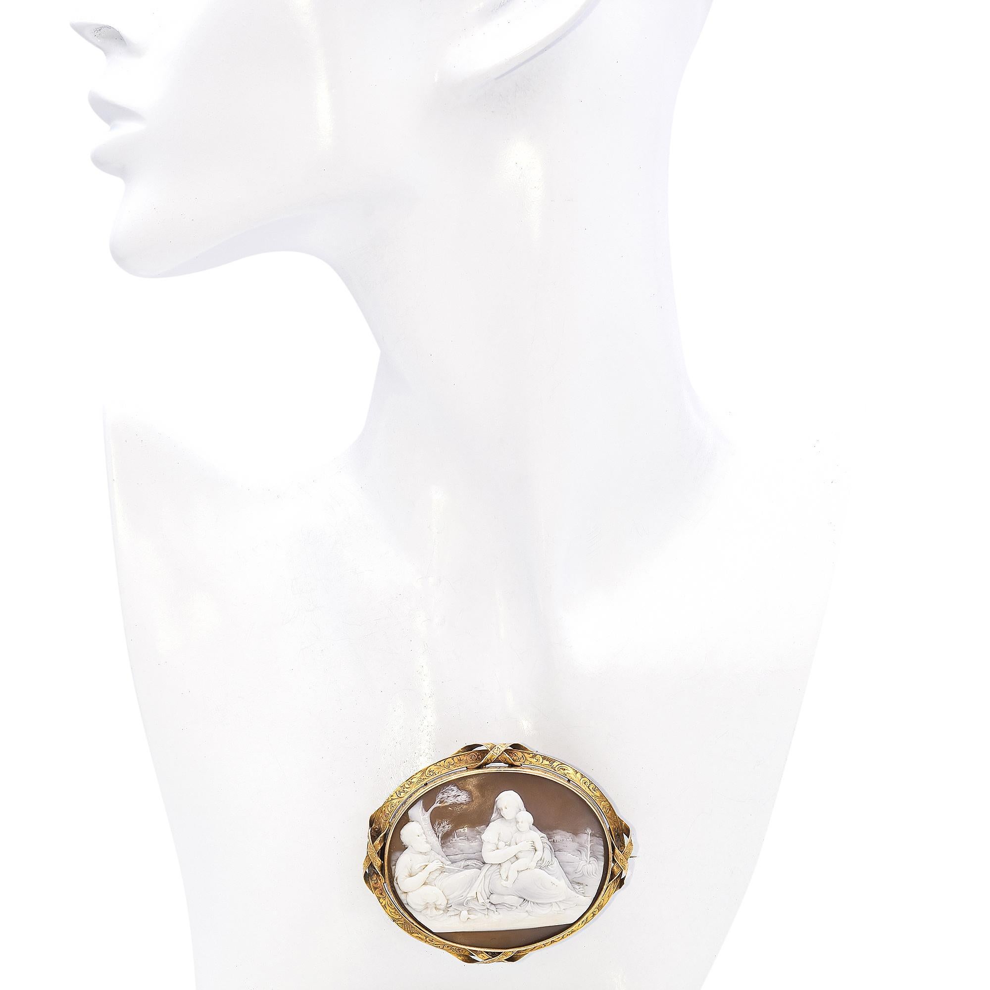 Antique 17K Yellow Gold Mary Joseph & Baby Jesus Shell Cameo Brooch In Good Condition For Sale In New York, NY
