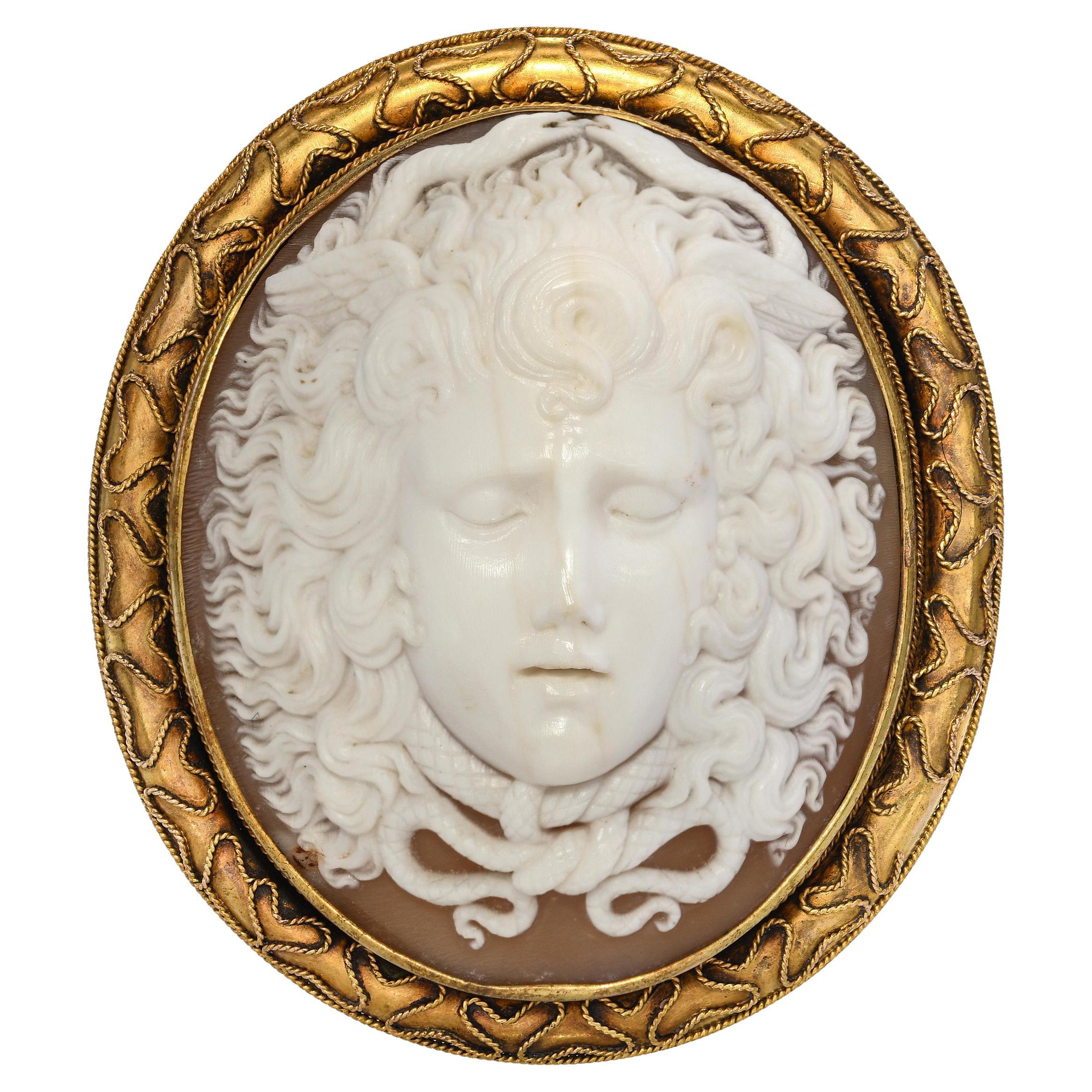 Broche ancienne en or jaune 17k avec camée en coquillage "Medusa".