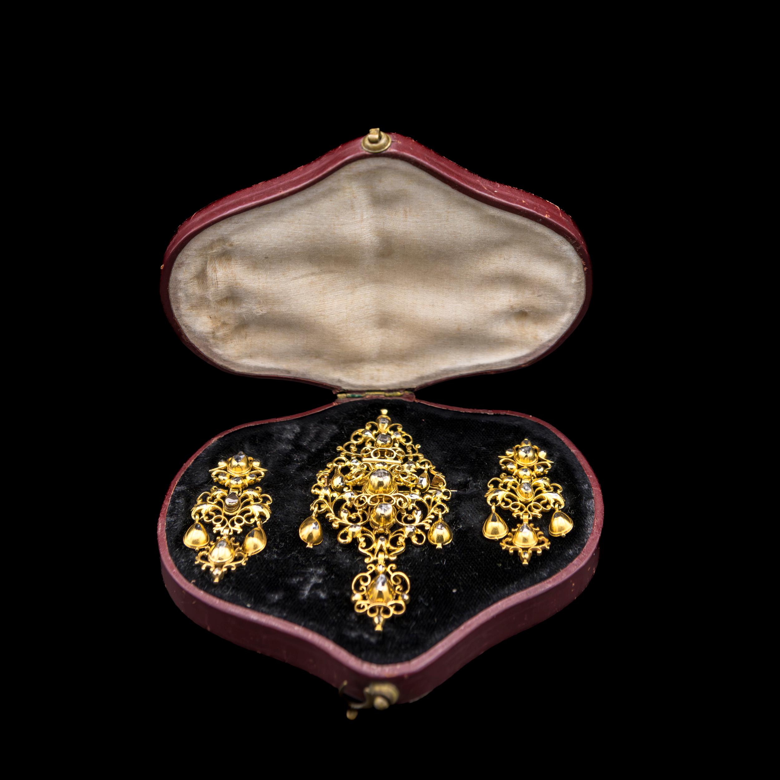 Museum-quality antique late 17th/early 18th century diamond and yellow gold Baroque “sequilé” earrings and pendant/brooch demi-parure, Portuguese, with hallmarks from the period and in the original case. This Georgian sequilé jewel from the first