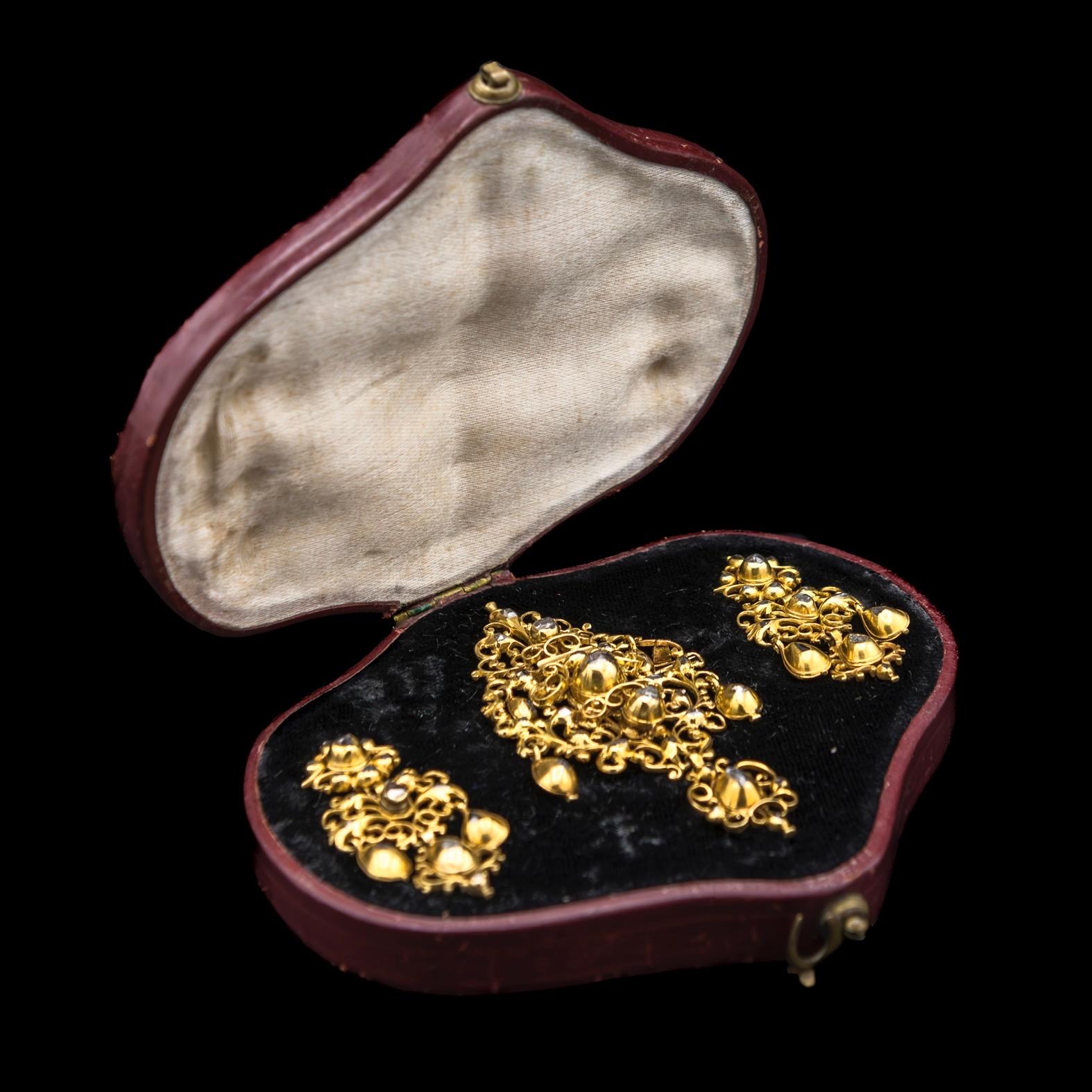 Georgien Ancienne Demi-Parure en or jaune à diamants sequilés du 17e/18e siècle Portugais en vente