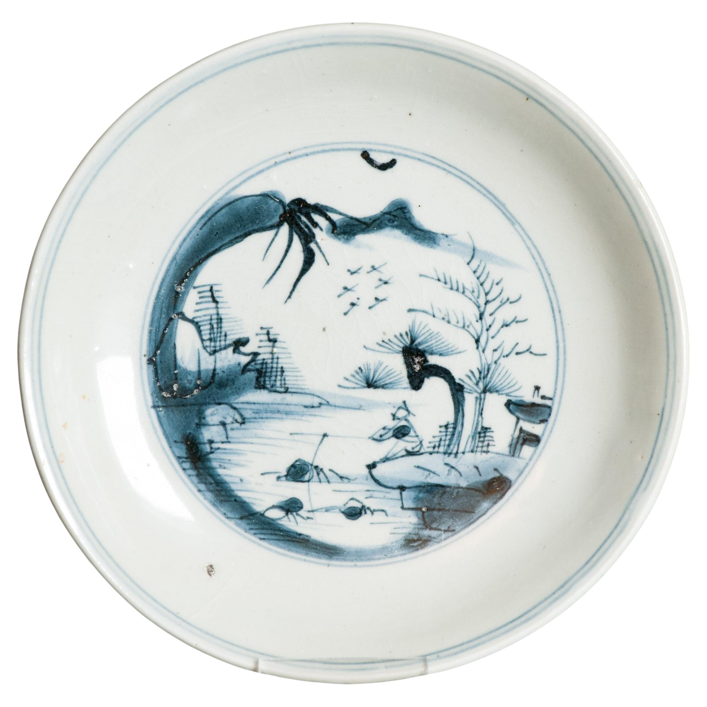 Antiguo plato de porcelana china Xieyi del siglo XVII con paisaje y pescador Ming