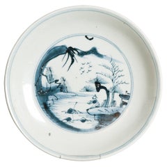 Antiguo plato de porcelana china Xieyi del siglo XVII con paisaje y pescador Ming