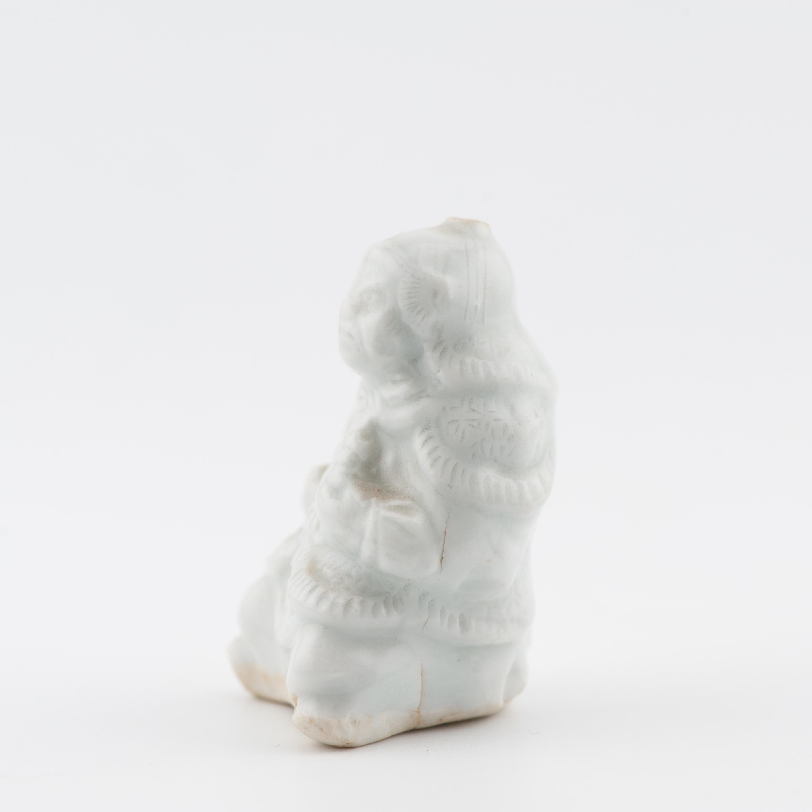Antiquities 17th C Dehua Blanc de Chine Miniature Chinese Opera Theater figure en vente 5