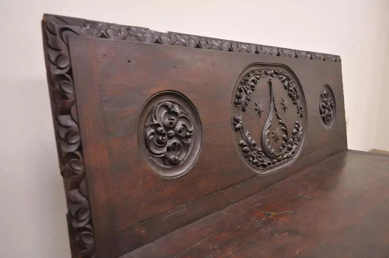 Inconnu Ancienne banquette en chêne sculpté et fer forgé de la Renaissance anglaise du 17ème C. en vente