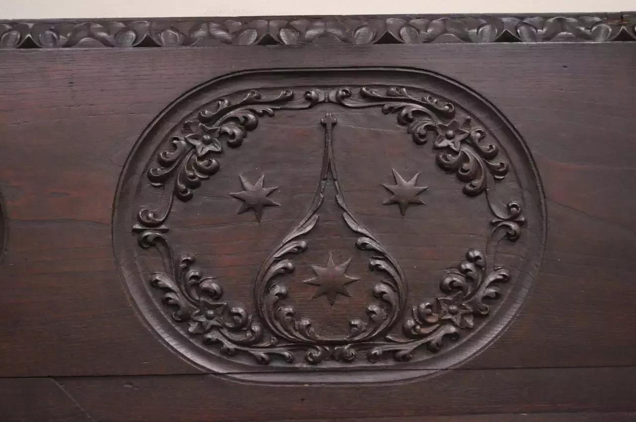 Ancienne banquette en chêne sculpté et fer forgé de la Renaissance anglaise du 17ème C. Bon état - En vente à Philadelphia, PA