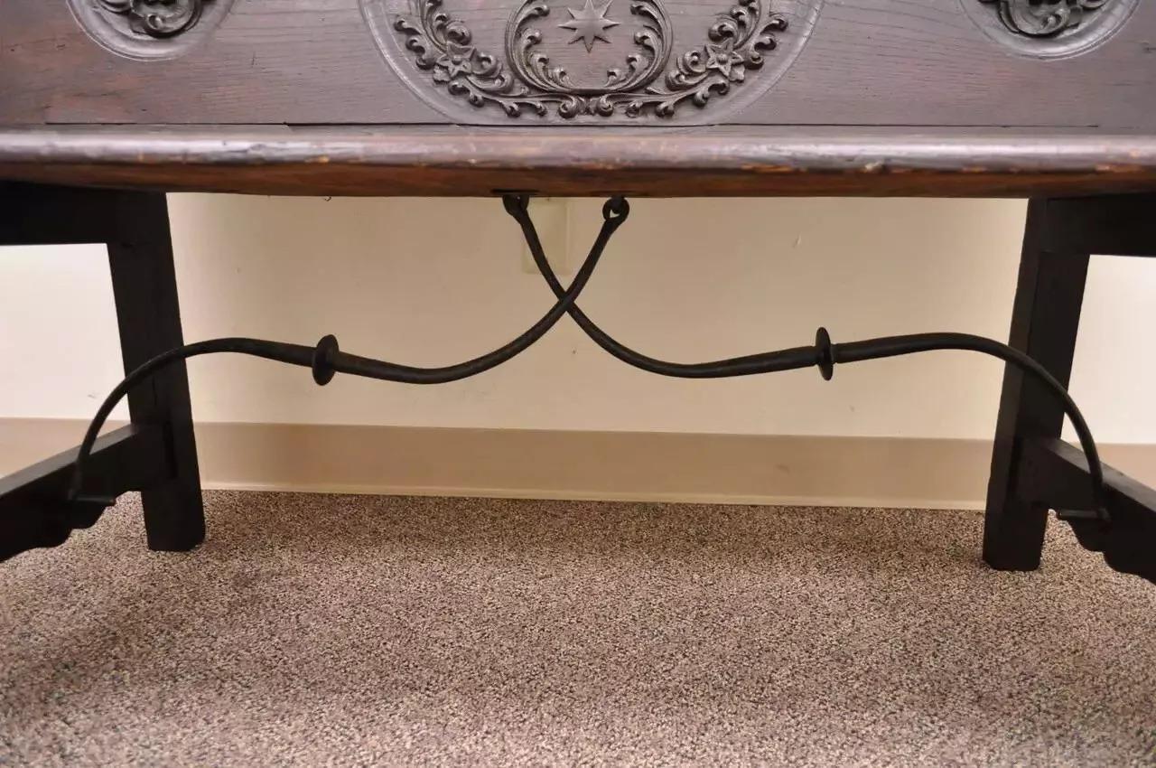 Fer forgé Ancienne banquette en chêne sculpté et fer forgé de la Renaissance anglaise du 17ème C. en vente