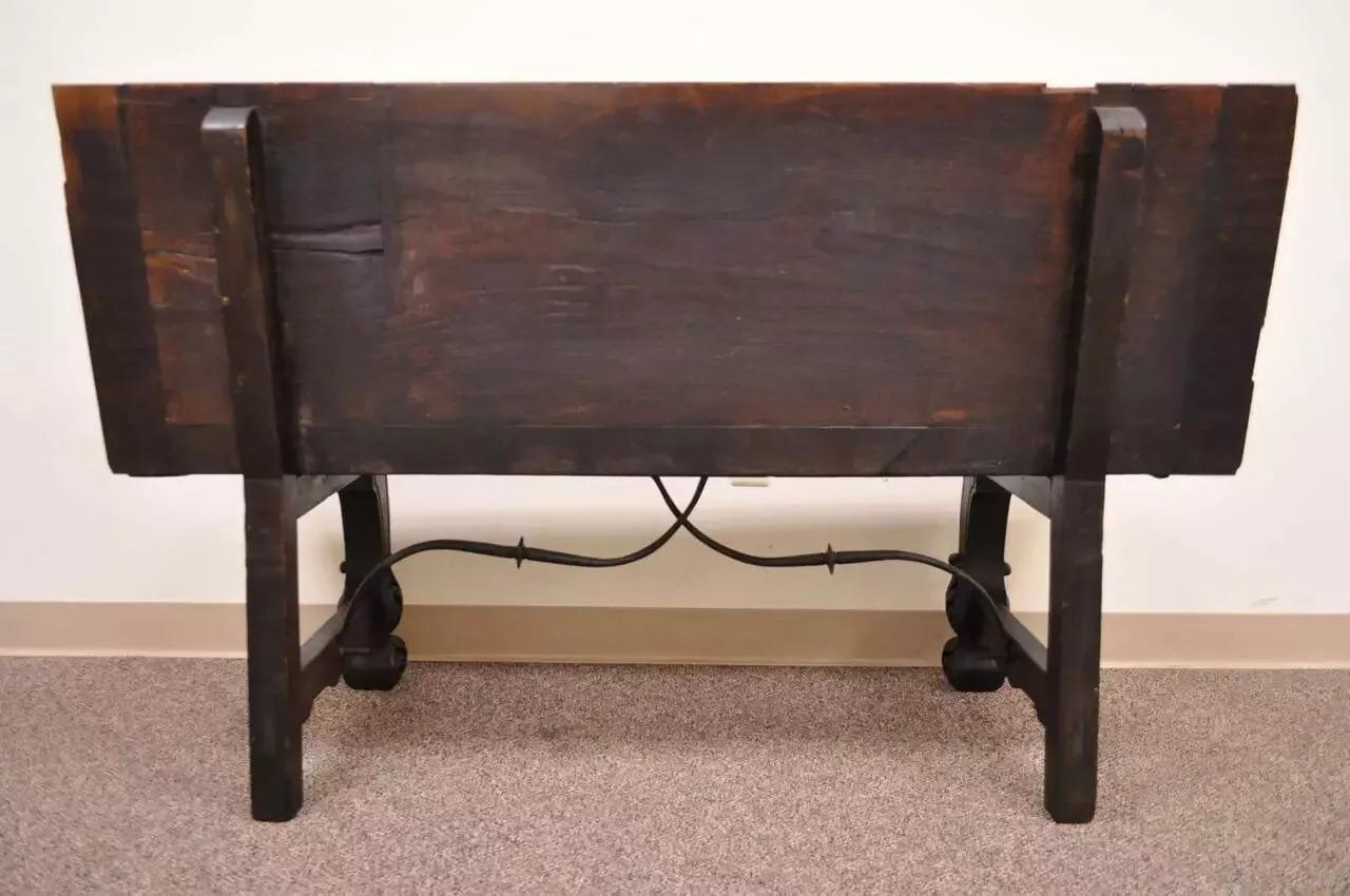Ancienne banquette en chêne sculpté et fer forgé de la Renaissance anglaise du 17ème C. en vente 3