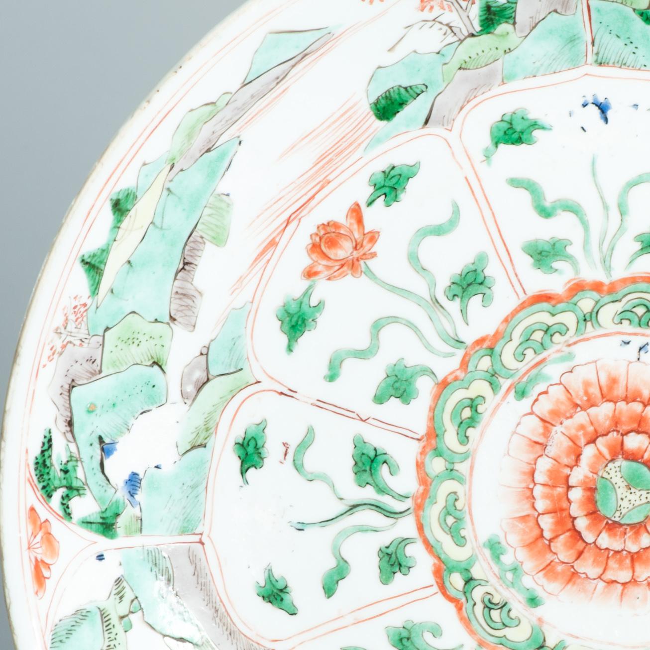 Ancien plat d'époque Kangxi 17e siècle Porcelaine chinoise Famille Verte Paysages en vente 4