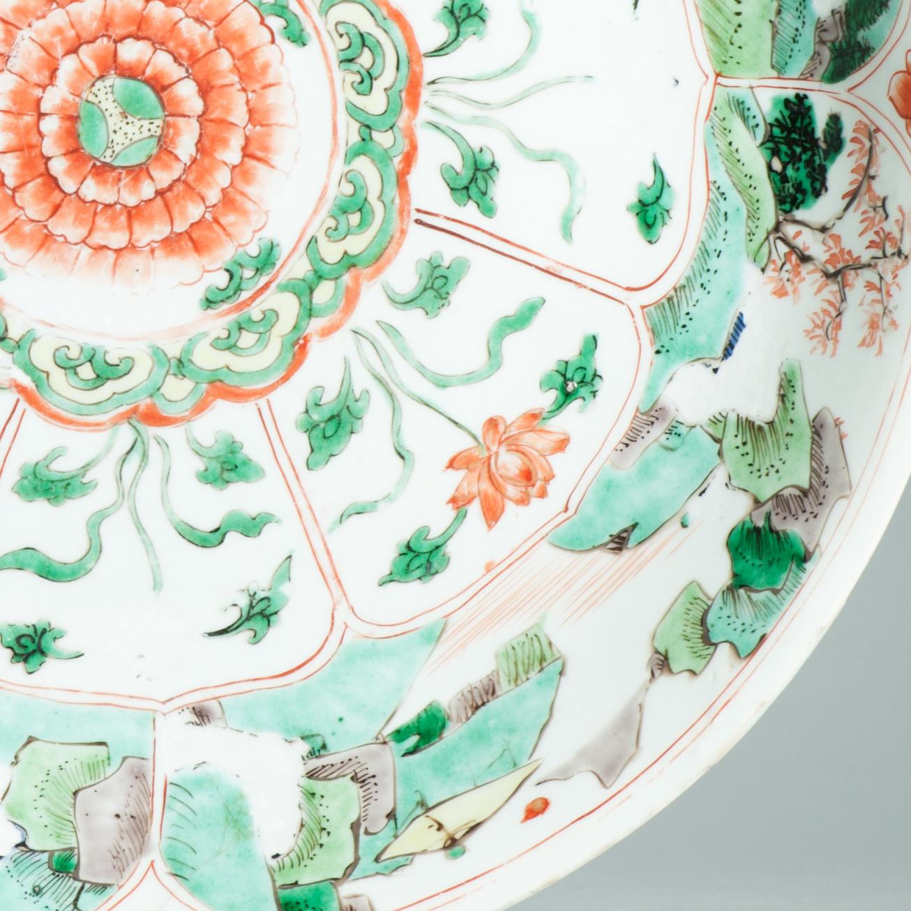Ancien plat d'époque Kangxi 17e siècle Porcelaine chinoise Famille Verte Paysages en vente 8