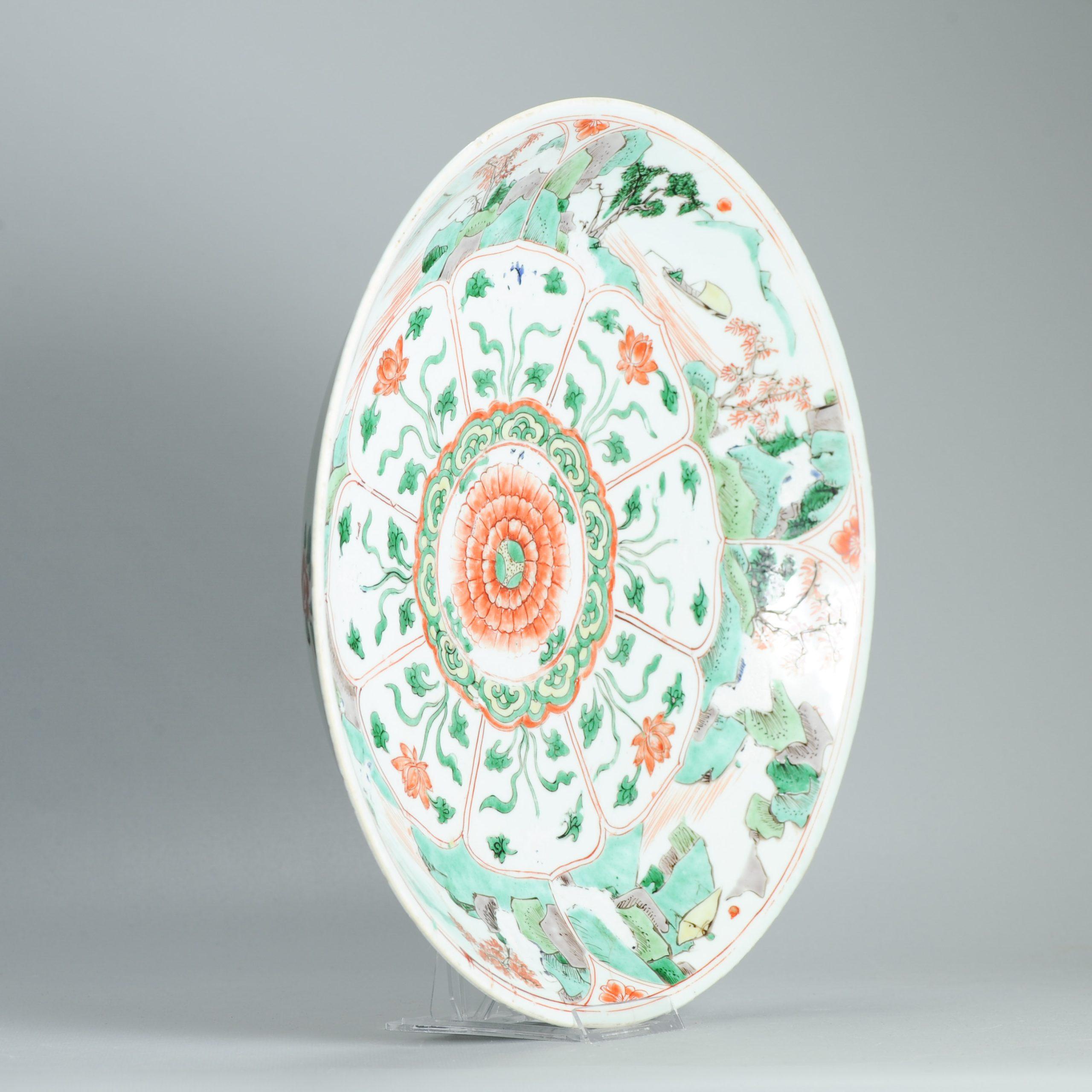 Ancien plat d'époque Kangxi 17e siècle Porcelaine chinoise Famille Verte Paysages en vente 1