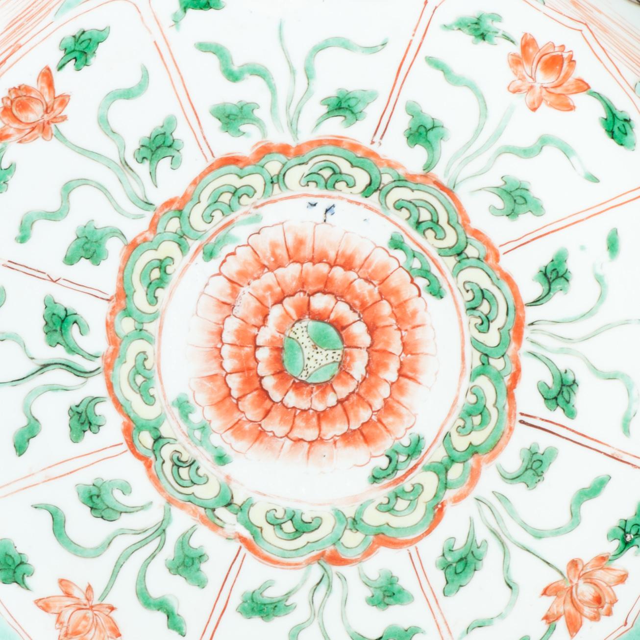 Ancien plat d'époque Kangxi 17e siècle Porcelaine chinoise Famille Verte Paysages en vente 2
