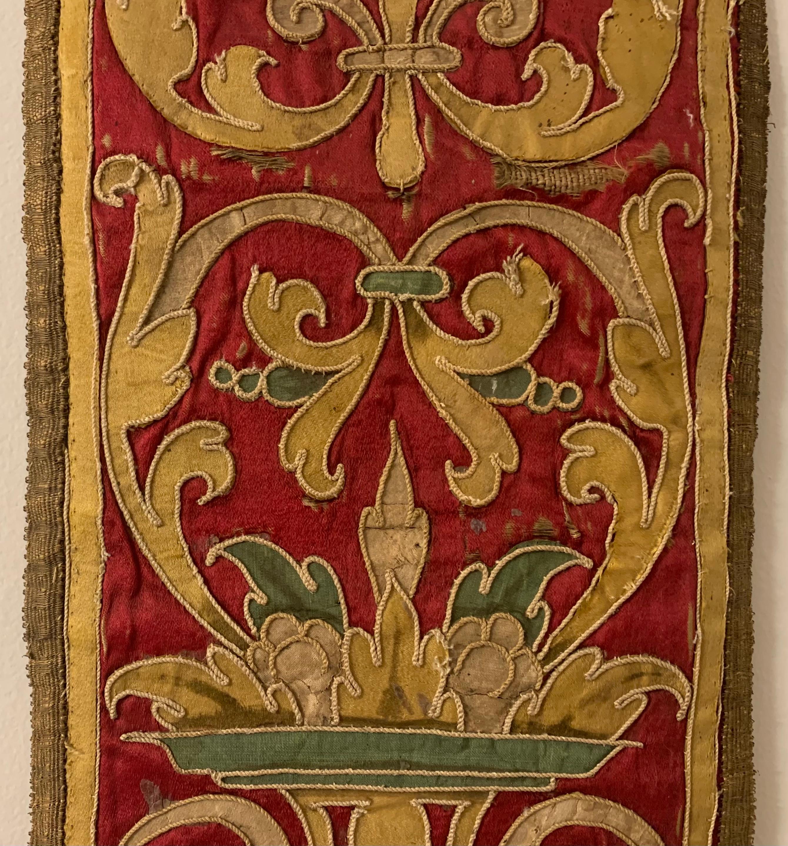 Panneau de broderie italien baroque ancien du 17ème siècle en soie et fil métallique en vente 3