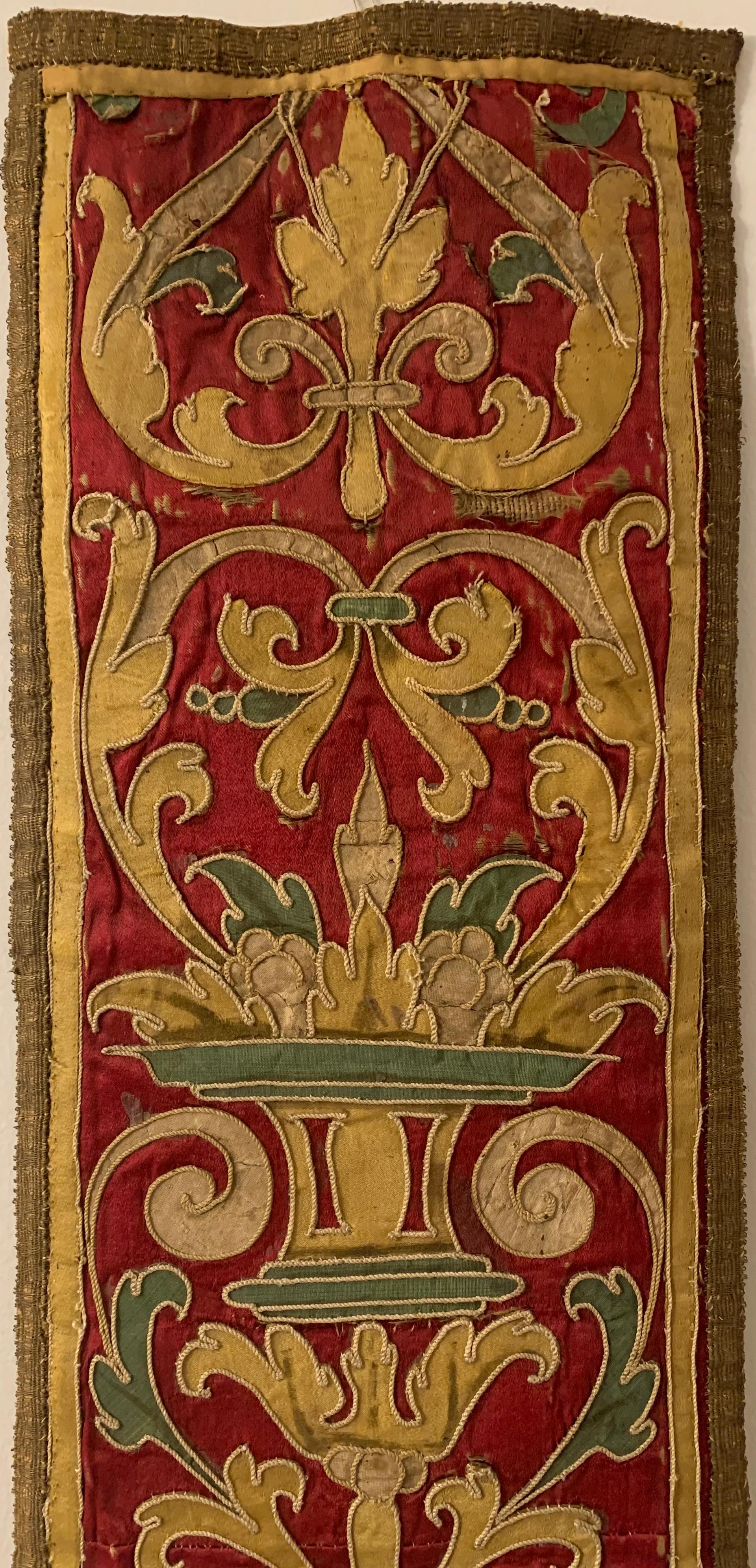 Feine barocke Seiden- und Metallfadenstickerei aus dem 17. Jahrhundert.
Ausgezeichnete leuchtende Farben wie kräftiges Burgunderrot, helles Creme und schönes, elegantes Teal mit einem Rand aus strukturiertem, gewebtem Metallfaden. Ungewöhnlich