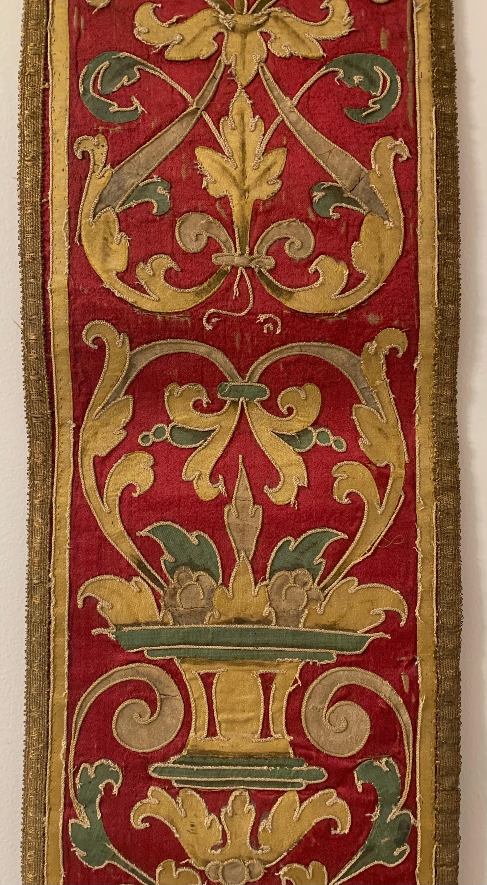 Antike Barock-Seidenstickerei-Tafel aus italienischer Seide mit Metallic-Fädenstickerei aus dem 17. Jahrhundert (Italienisch) im Angebot