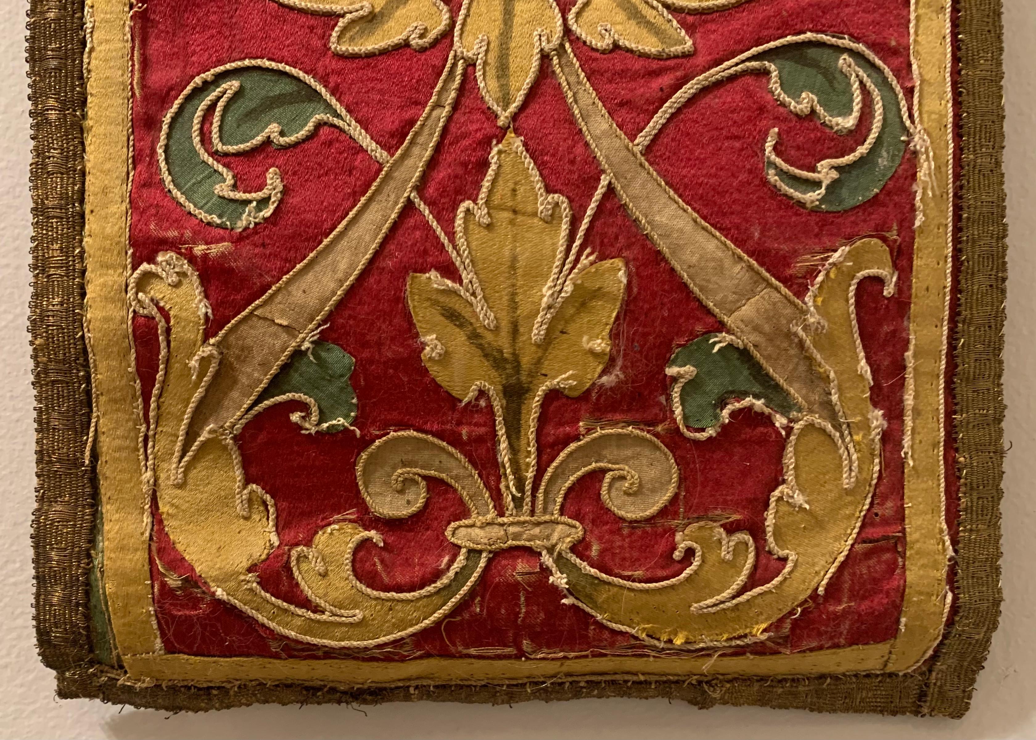 Panneau de broderie italien baroque ancien du 17ème siècle en soie et fil métallique Bon état - En vente à New York, NY