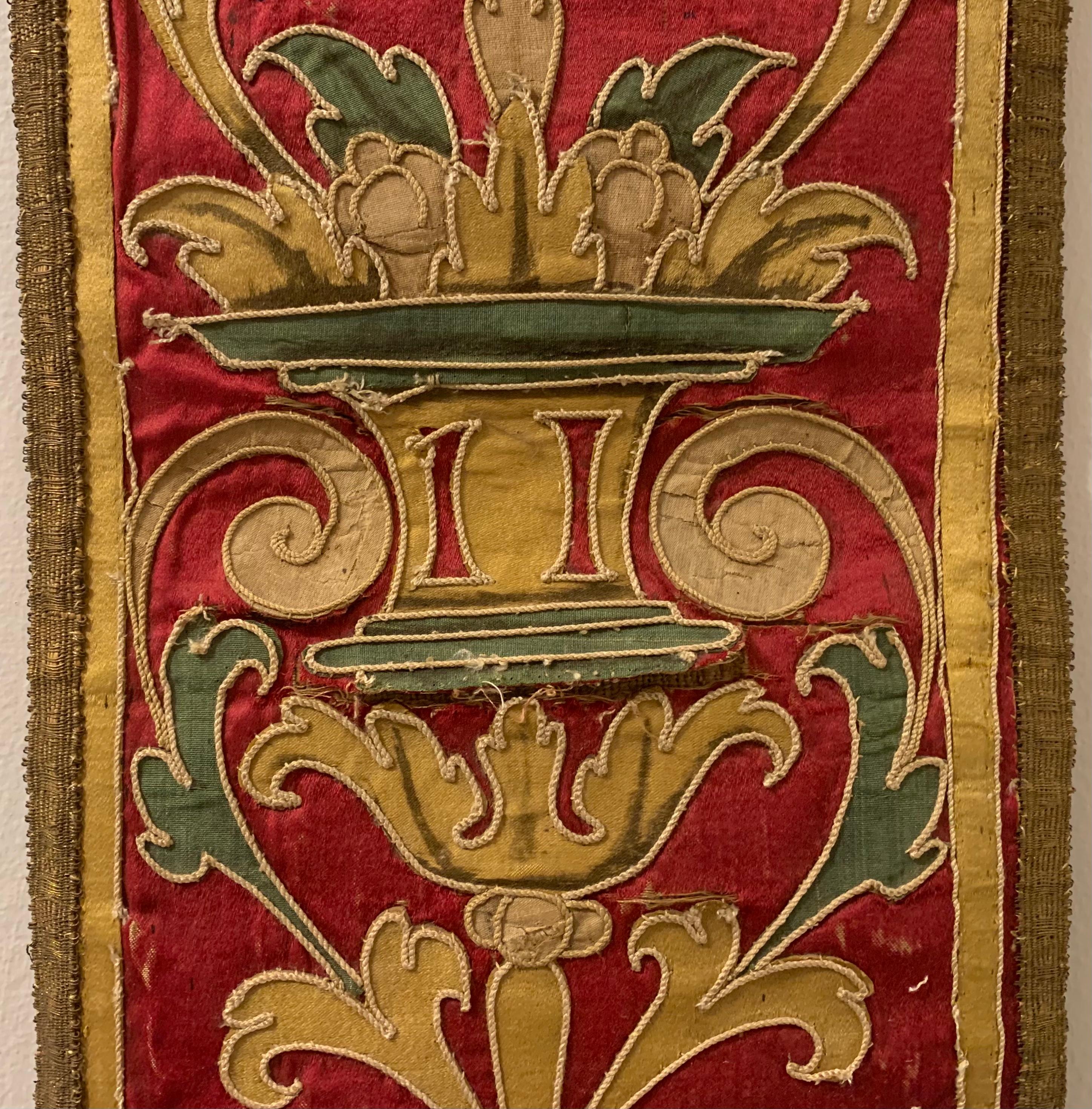 Soie Panneau de broderie italien baroque ancien du 17ème siècle en soie et fil métallique en vente