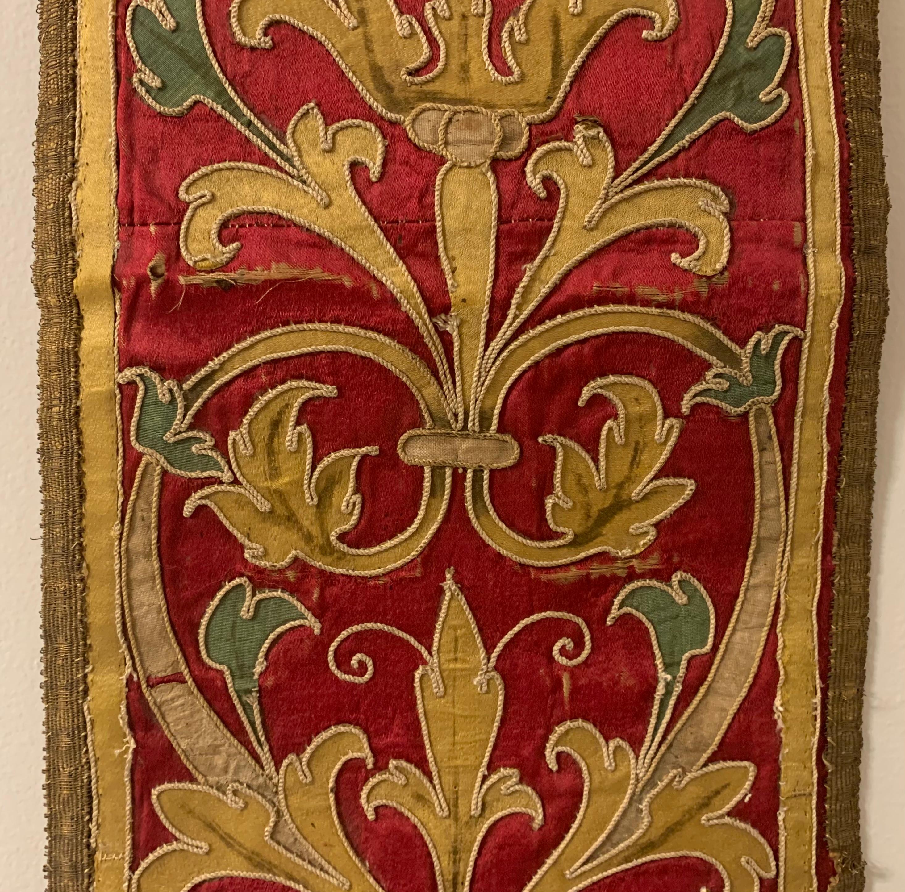Panneau de broderie italien baroque ancien du 17ème siècle en soie et fil métallique en vente 2