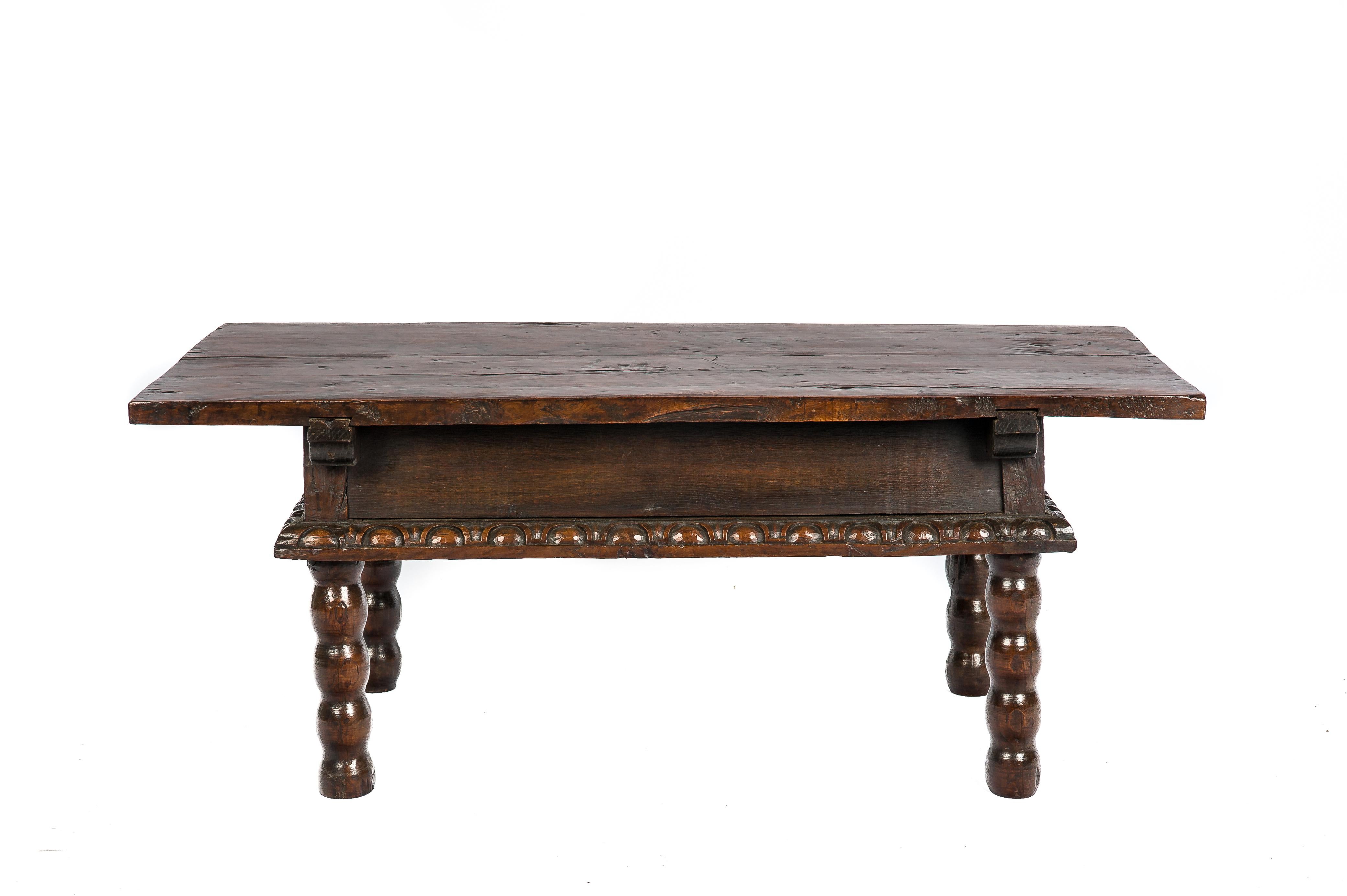 Antique 17th Century Baroque Spanish Walnut  Rustic Two Drawers Coffee Table In Good Condition In Casteren, NL