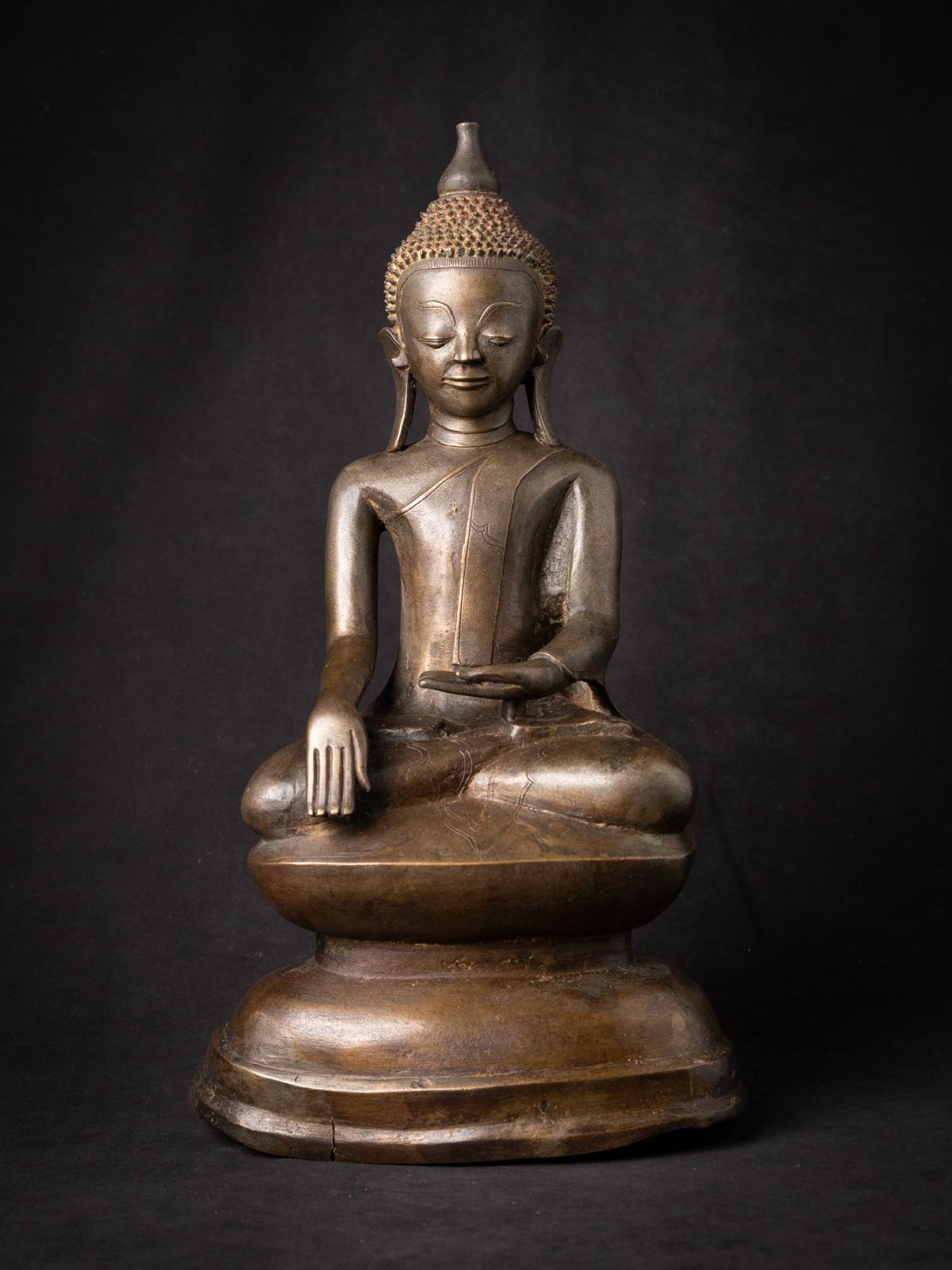 Cette statue antique de Bouddha birman en bronze du XVIIe siècle est un exemple remarquable de l'art de la période Nyang Yan en Birmanie (Myanmar), datant de la fin du XVIIe siècle ou du début du XVIIIe siècle. Fabriquée en bronze fin, la statue