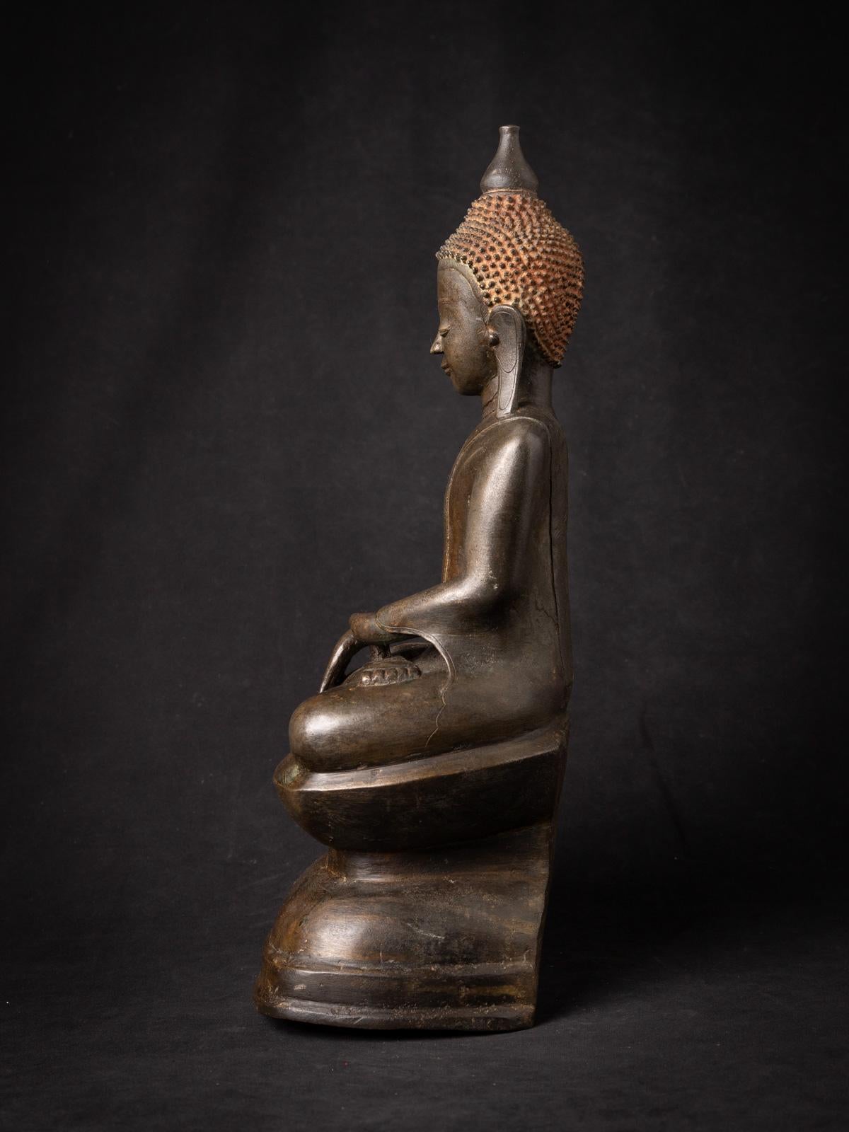 XVIIIe siècle Statue ancienne de Bouddha en bronze de Birmanie du 17e siècle en vente
