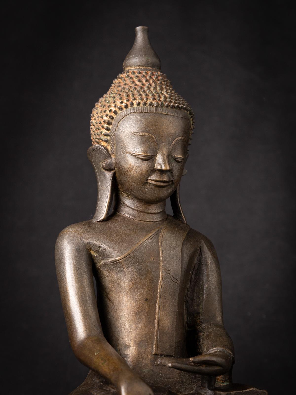 Statue ancienne de Bouddha en bronze de Birmanie du 17e siècle en vente 3