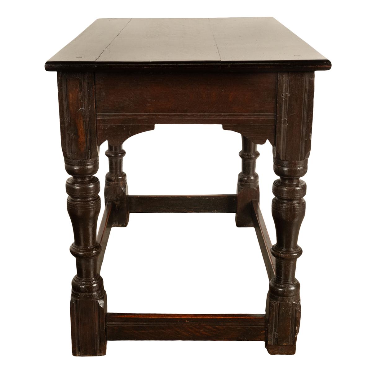 Fin du XVIIe siècle Ancienne table de service de réfectoire en chêne de style Charles II du 17ème siècle, 1680 en vente