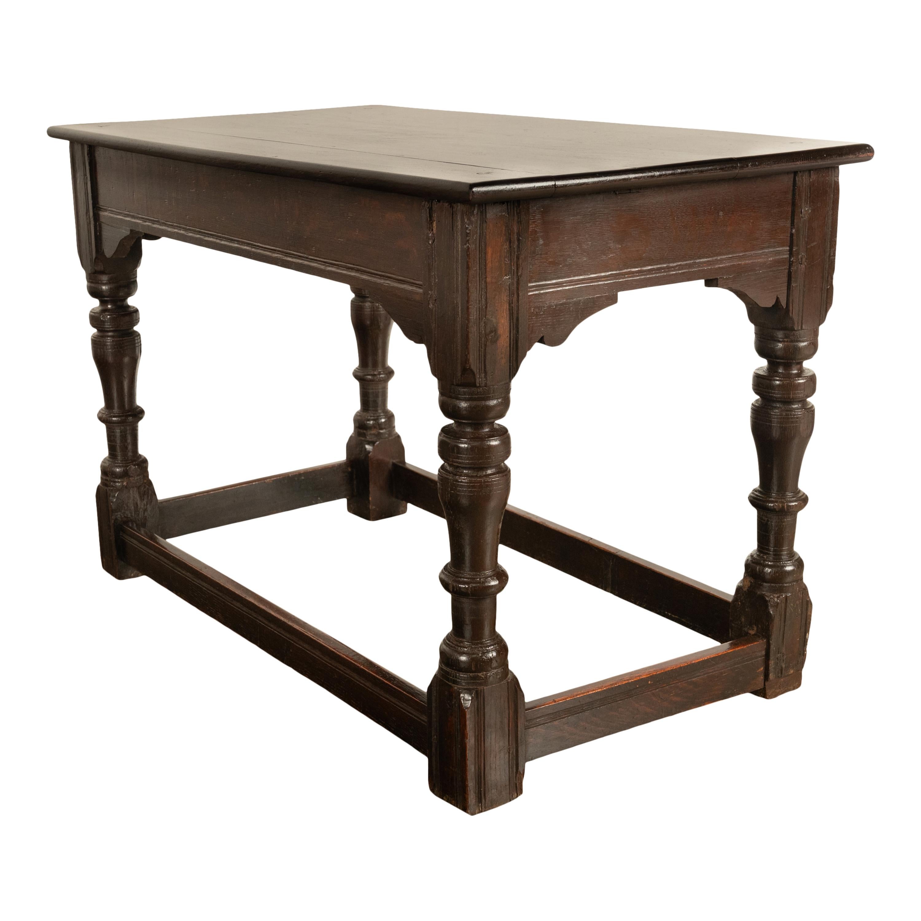 Ancienne table de service de réfectoire en chêne de style Charles II du 17ème siècle, 1680 en vente 1