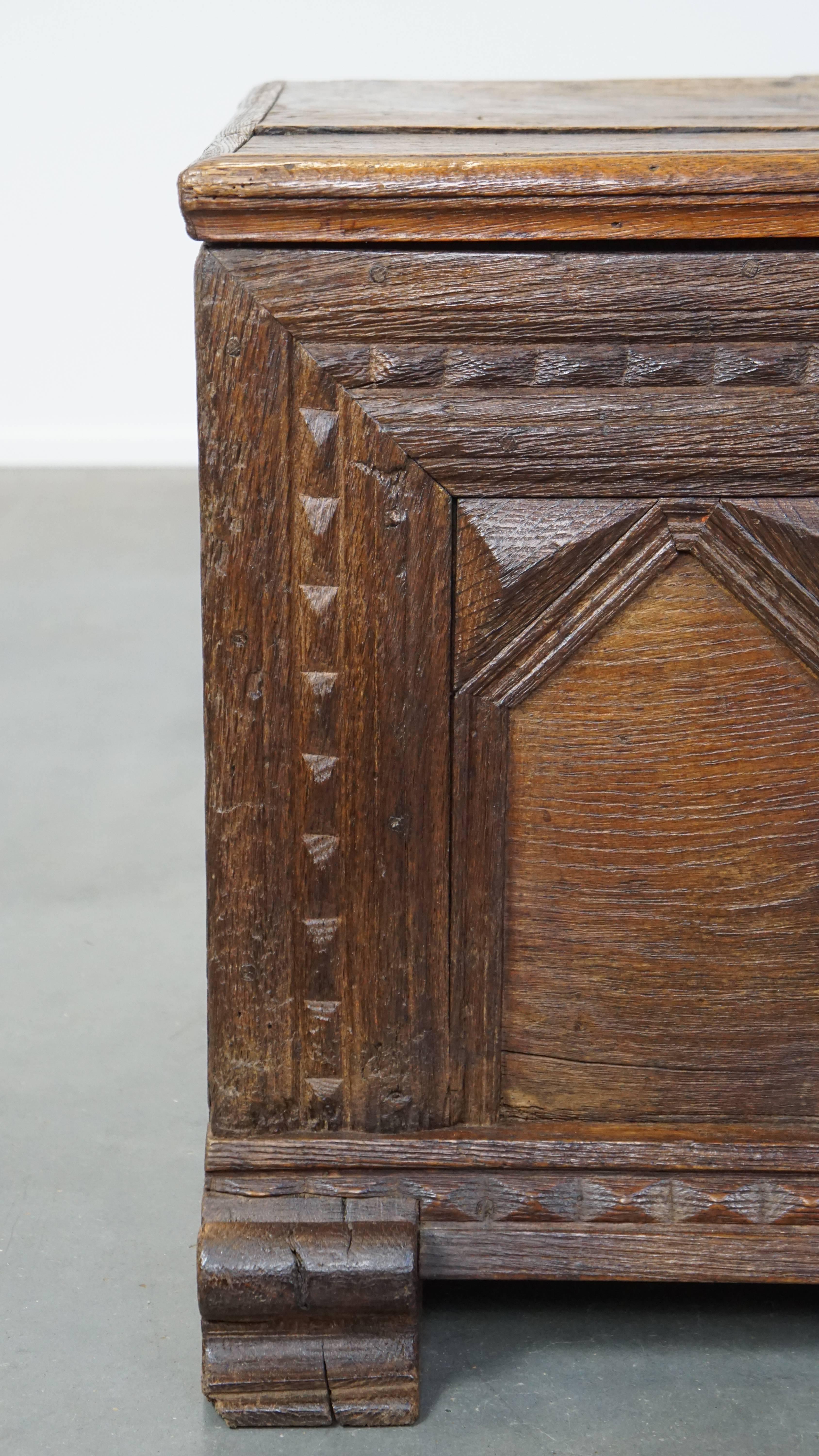 Antique 17th-Century Chest/Bench with Wood Carvings and an Original Working Lock In Good Condition For Sale In Harderwijk, NL