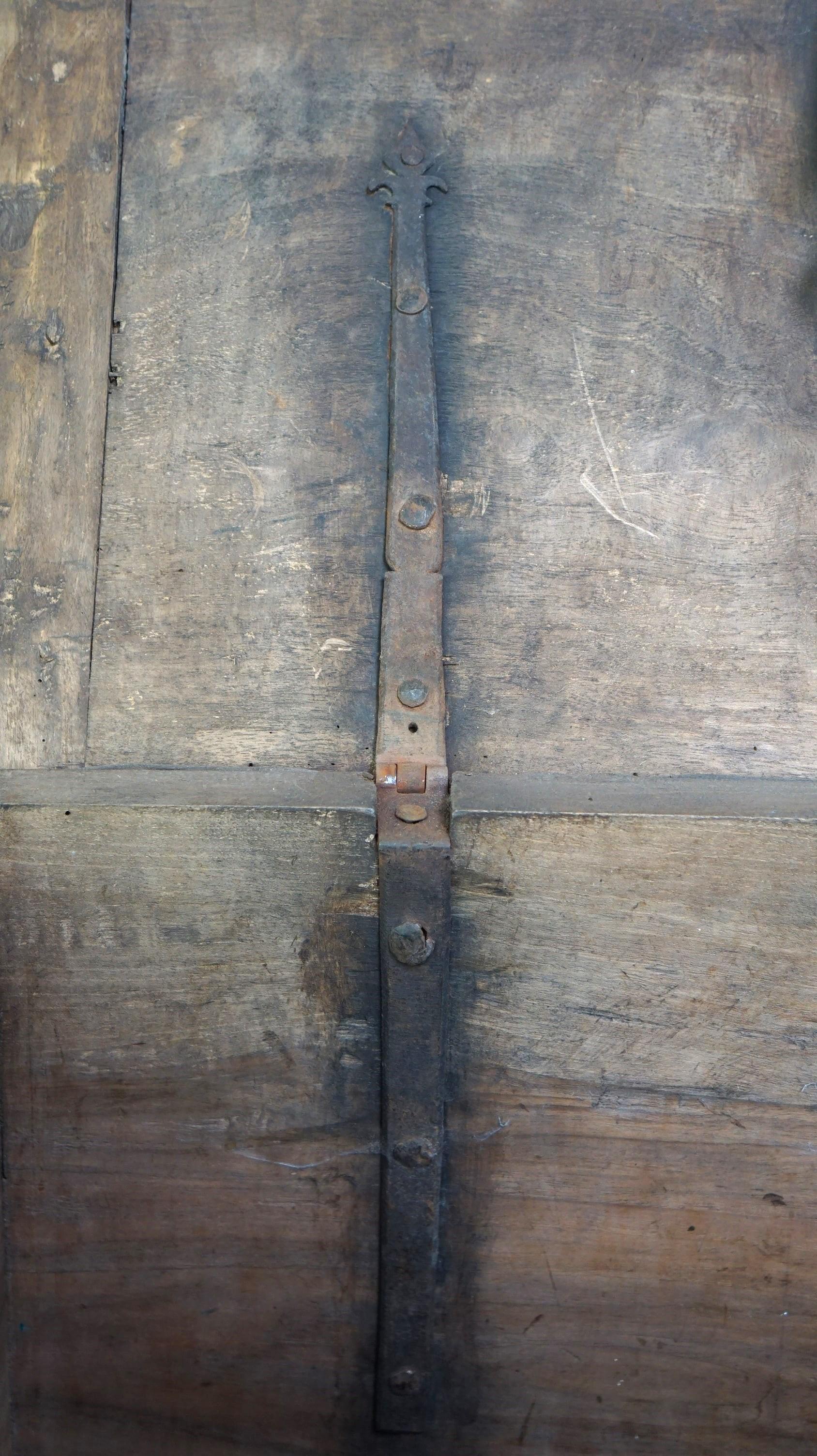 Antico baule/cassaforte del XVII secolo rivestito in pelle con chiave originale in vendita 5