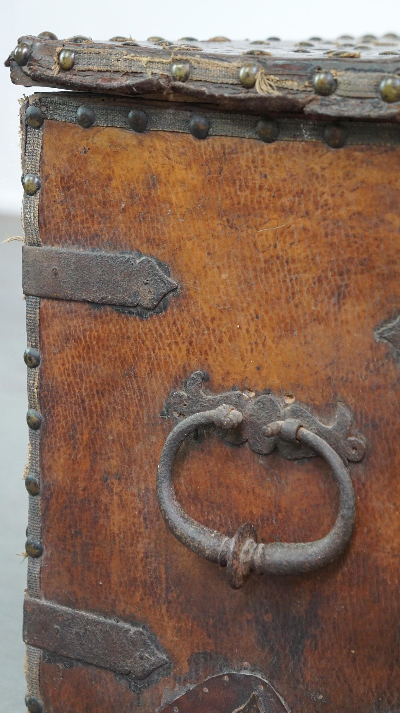Antico baule/cassaforte del XVII secolo rivestito in pelle con chiave originale in vendita 6