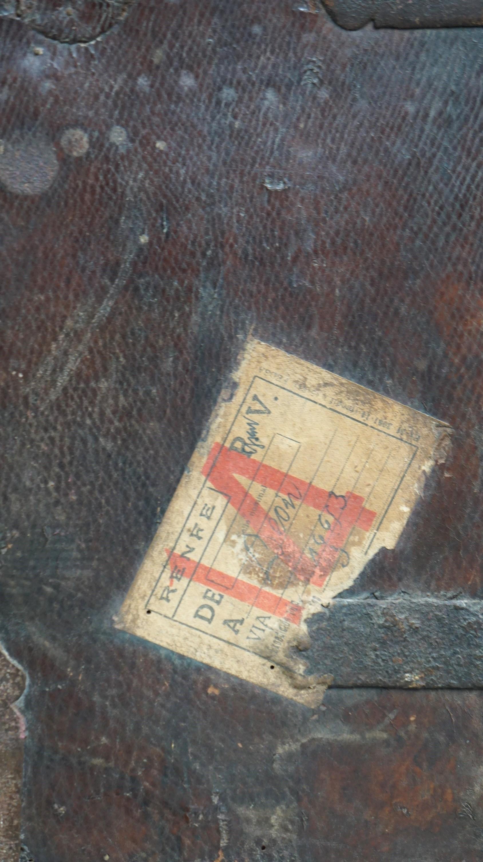 Antico baule/cassaforte del XVII secolo rivestito in pelle con chiave originale in vendita 7