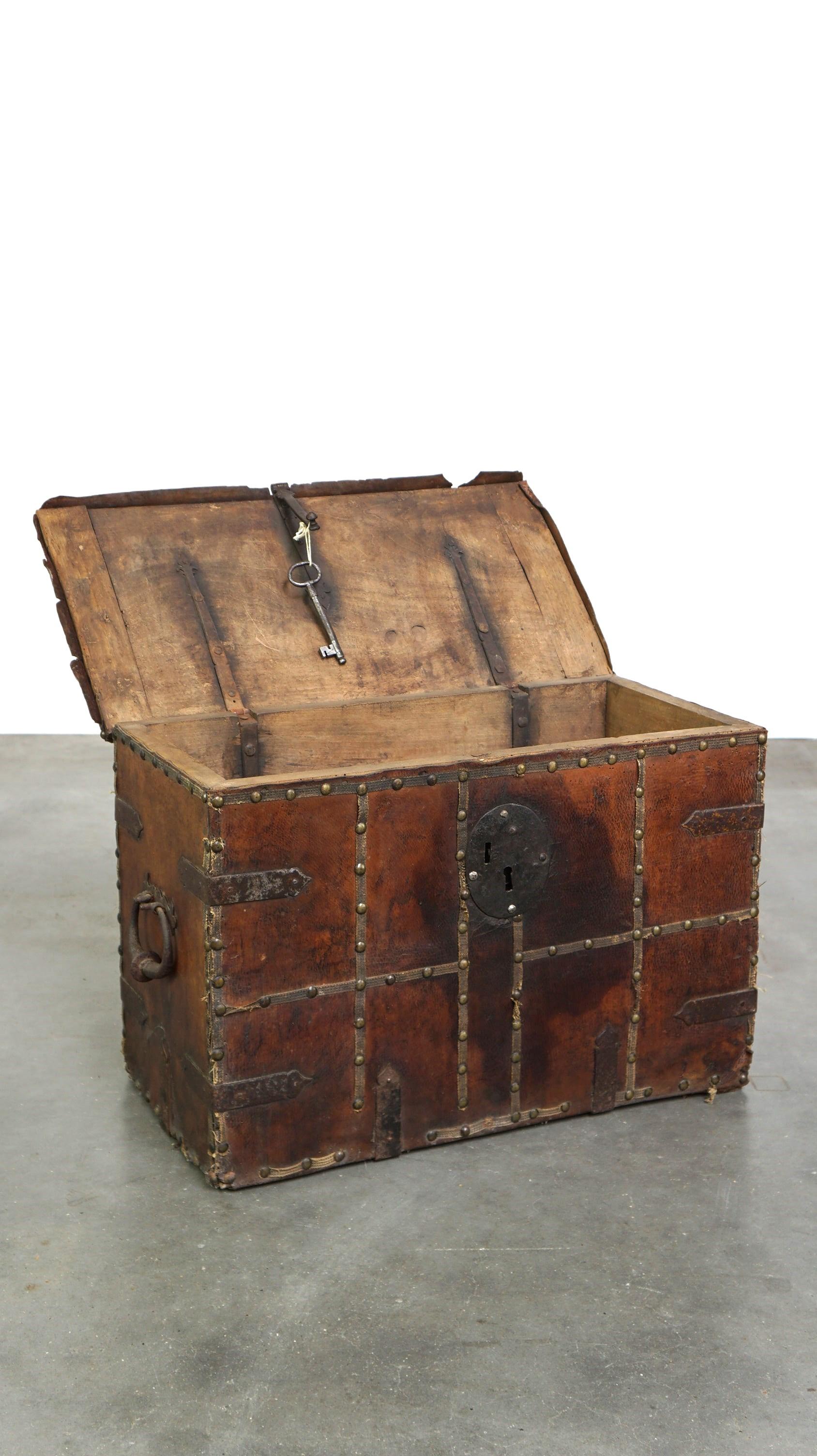  Questa bellissima e originale cassapanca spagnola del XVII secolo è rivestita in pelle ed è un vero e proprio gioiello. È un oggetto straordinario per i veri appassionati di antiquariato che apprezzano i pezzi con una storia. È ricca di dettagli