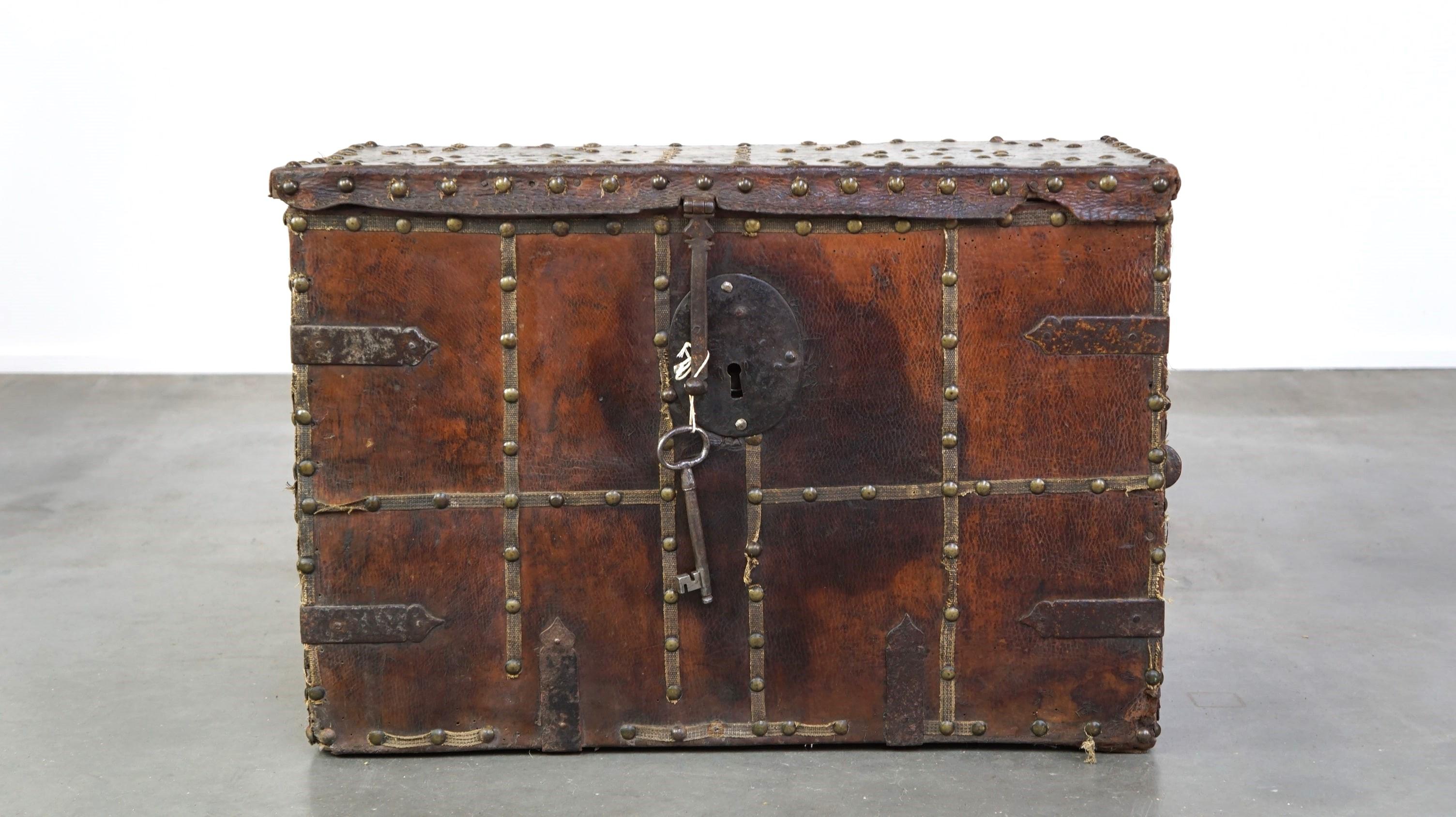 Spagnolo Antico baule/cassaforte del XVII secolo rivestito in pelle con chiave originale in vendita