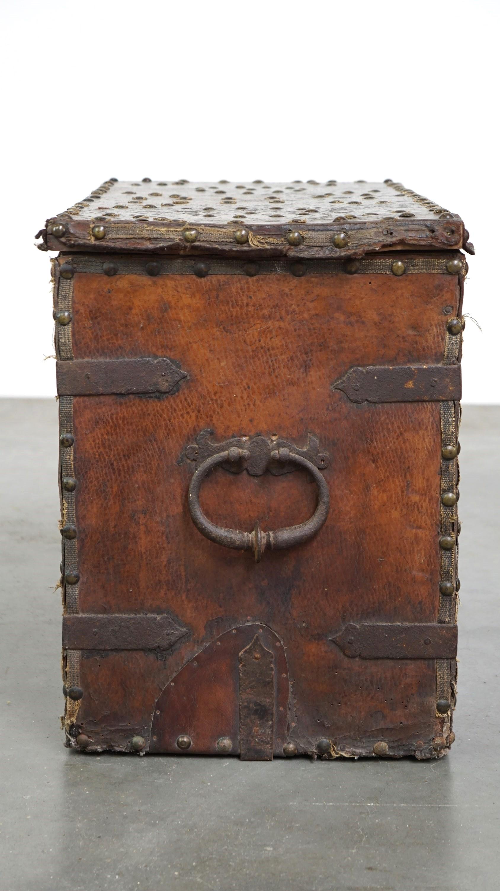 Antico baule/cassaforte del XVII secolo rivestito in pelle con chiave originale In condizioni discrete in vendita a Harderwijk, NL