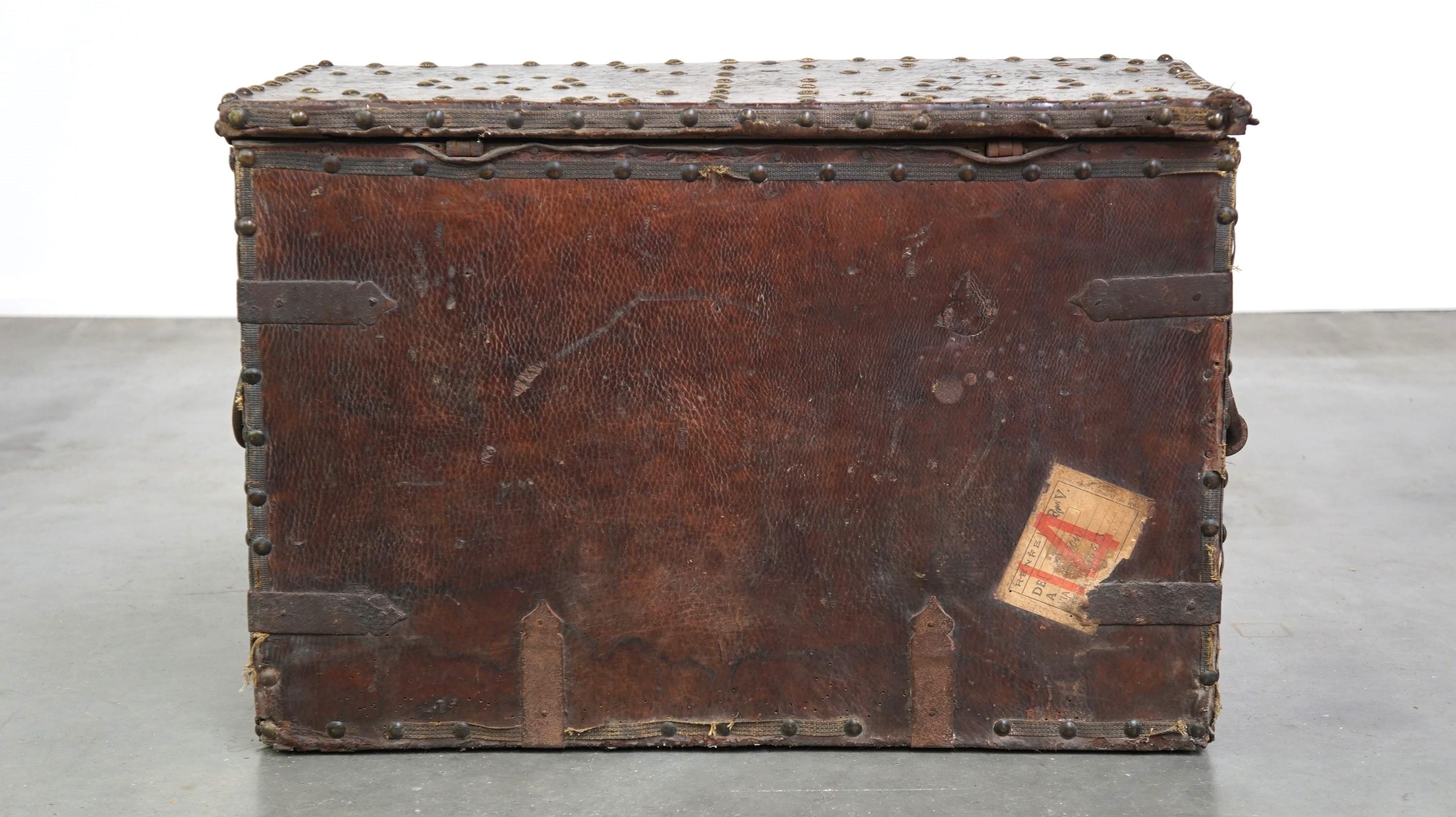 Fino al XVIII secolo Antico baule/cassaforte del XVII secolo rivestito in pelle con chiave originale in vendita