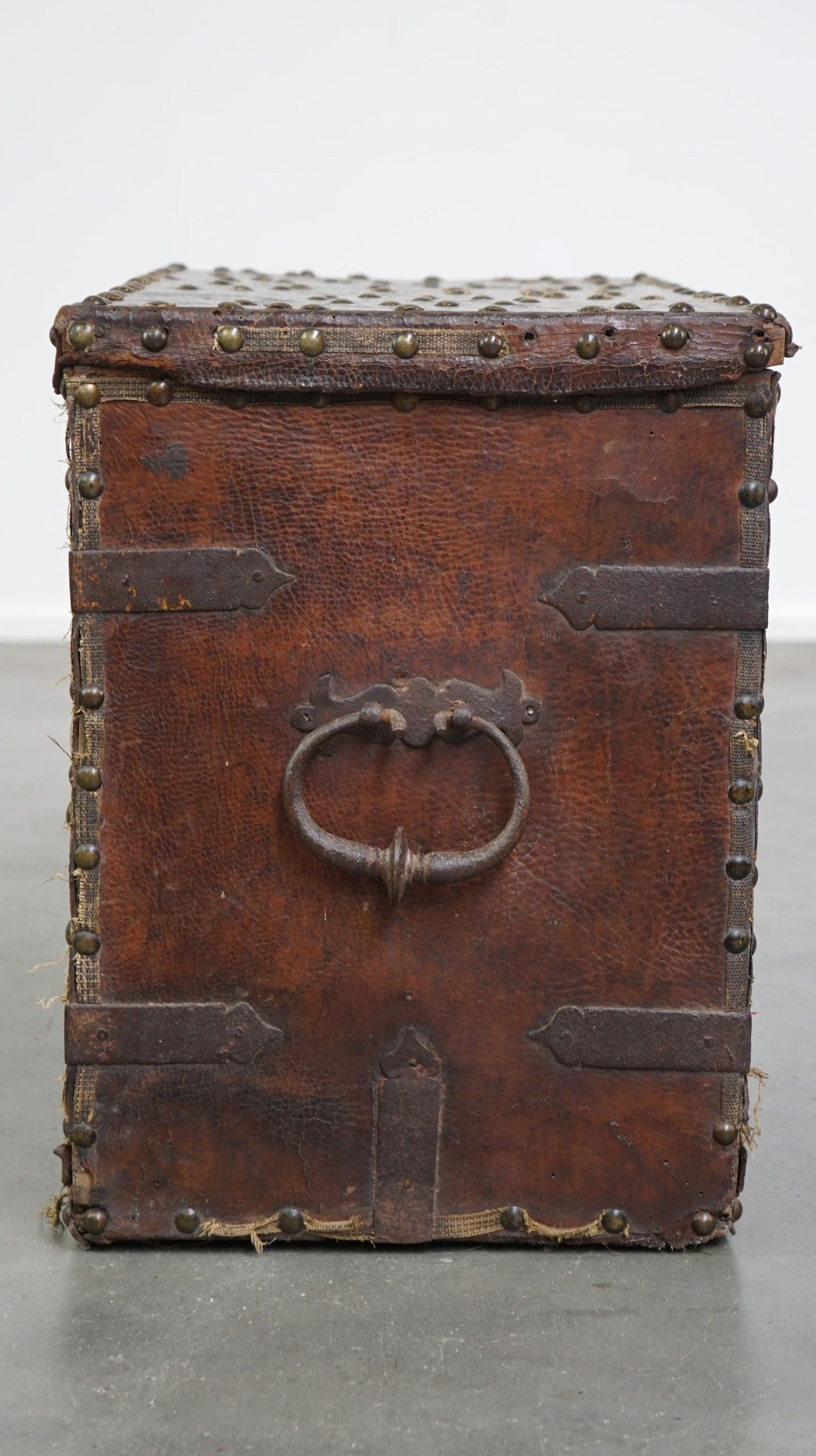 Pelle Antico baule/cassaforte del XVII secolo rivestito in pelle con chiave originale in vendita