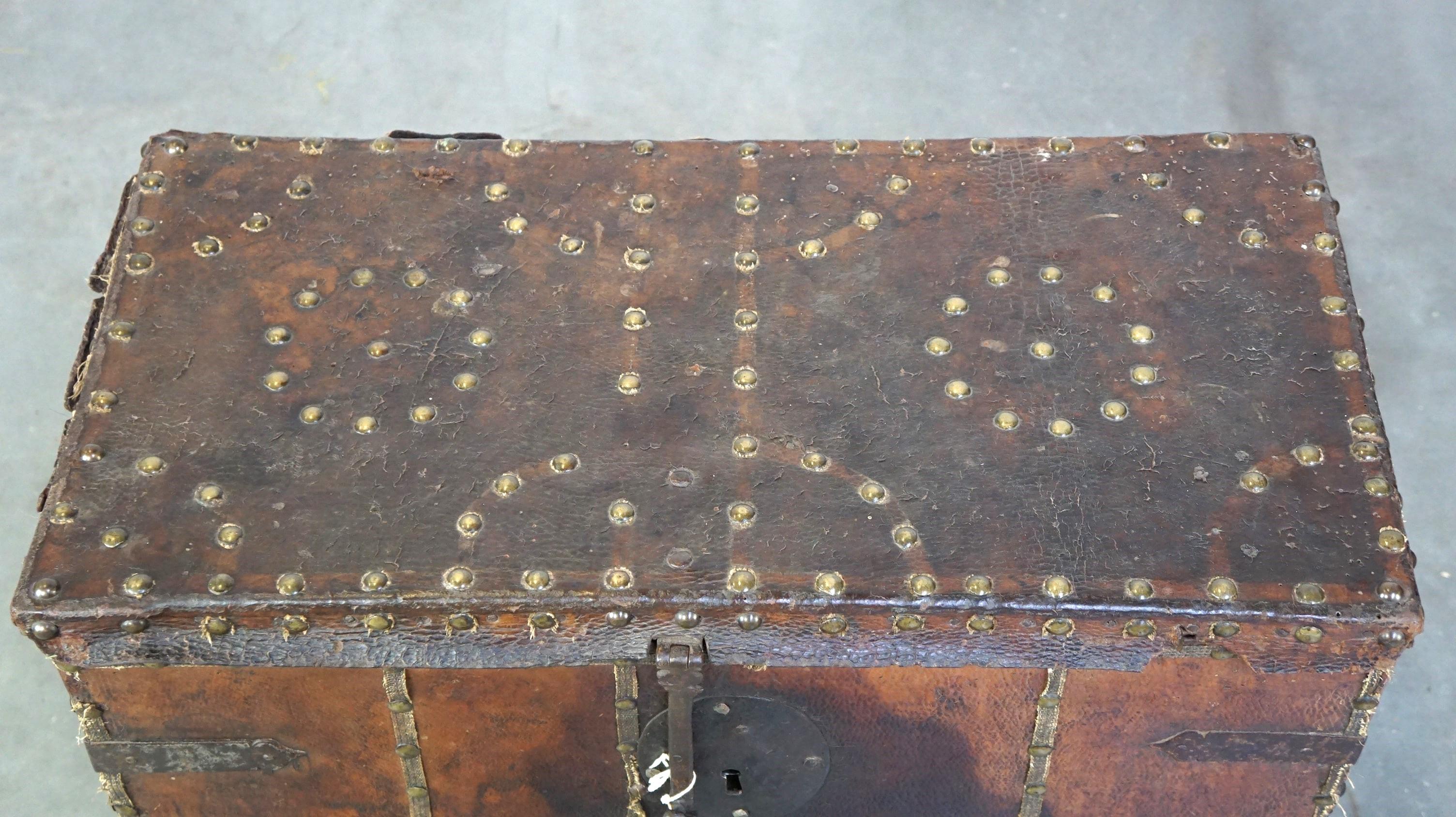 Antico baule/cassaforte del XVII secolo rivestito in pelle con chiave originale in vendita 1
