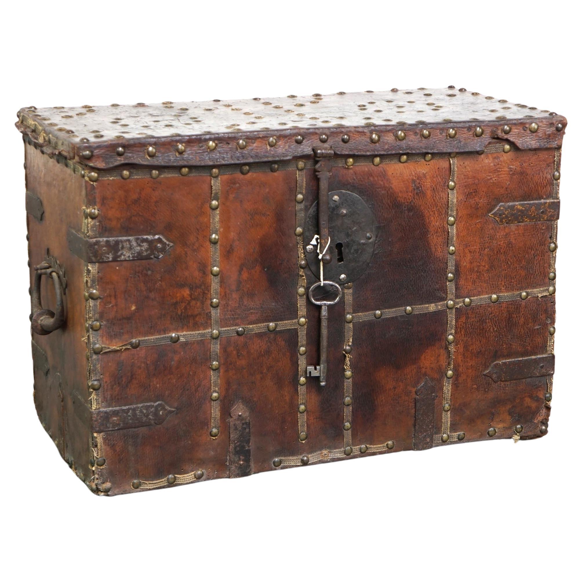Antiguo cofre/caja fuerte del siglo XVII forrado de cuero con la llave original