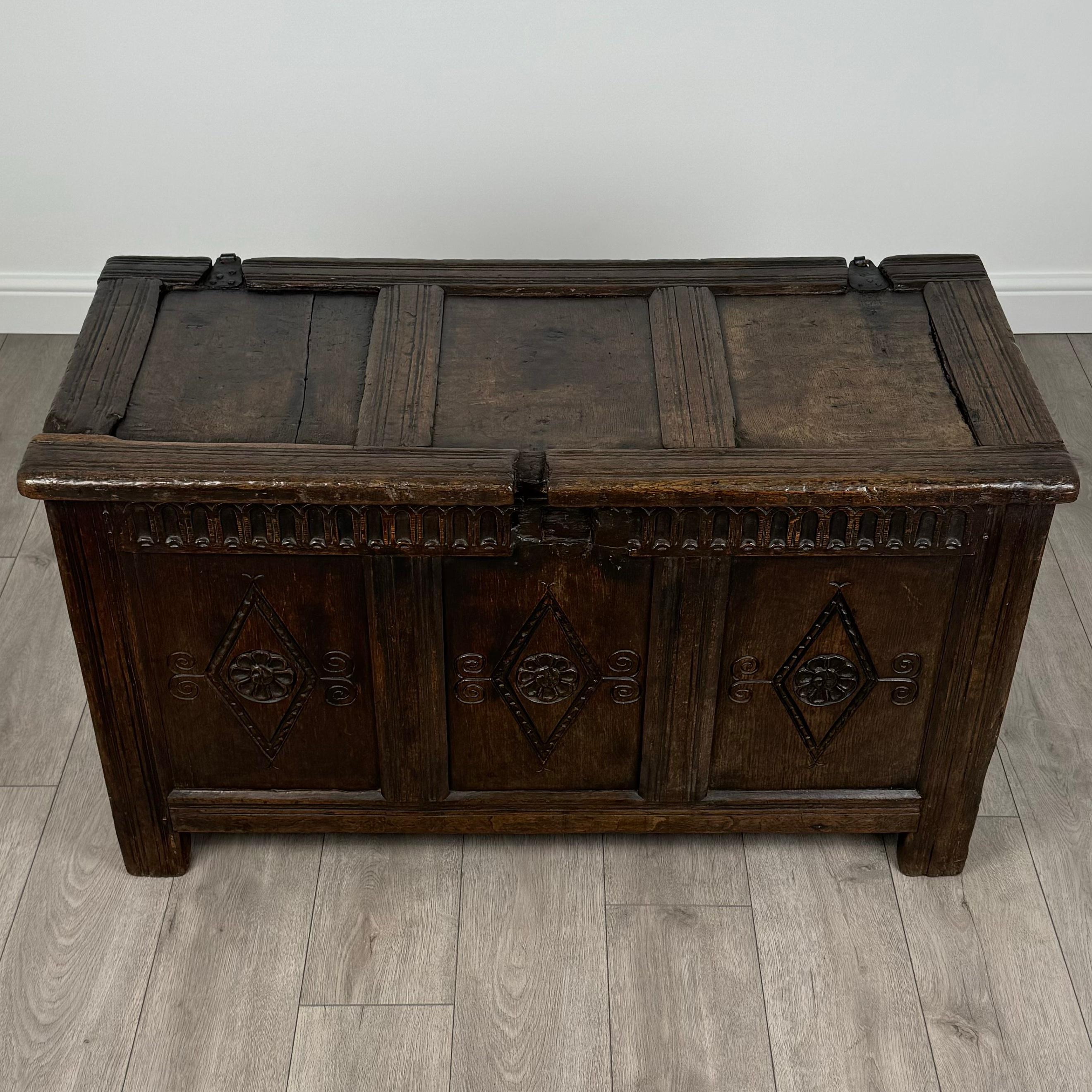Antico forziere del XVII secolo di eccellente qualità in Oak ( REF AFS-3542 ) in vendita 2
